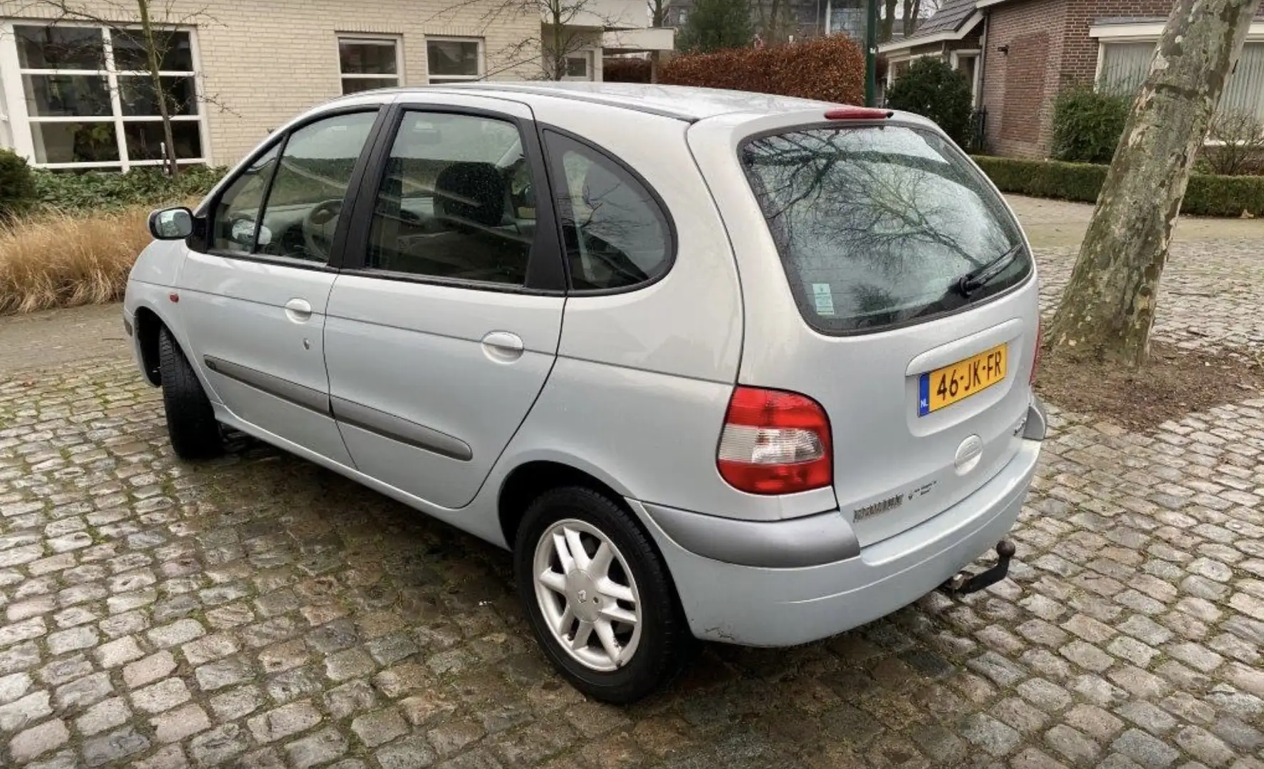 Renault Scenic 1.6-16V Expr. Sport Grijs - 1