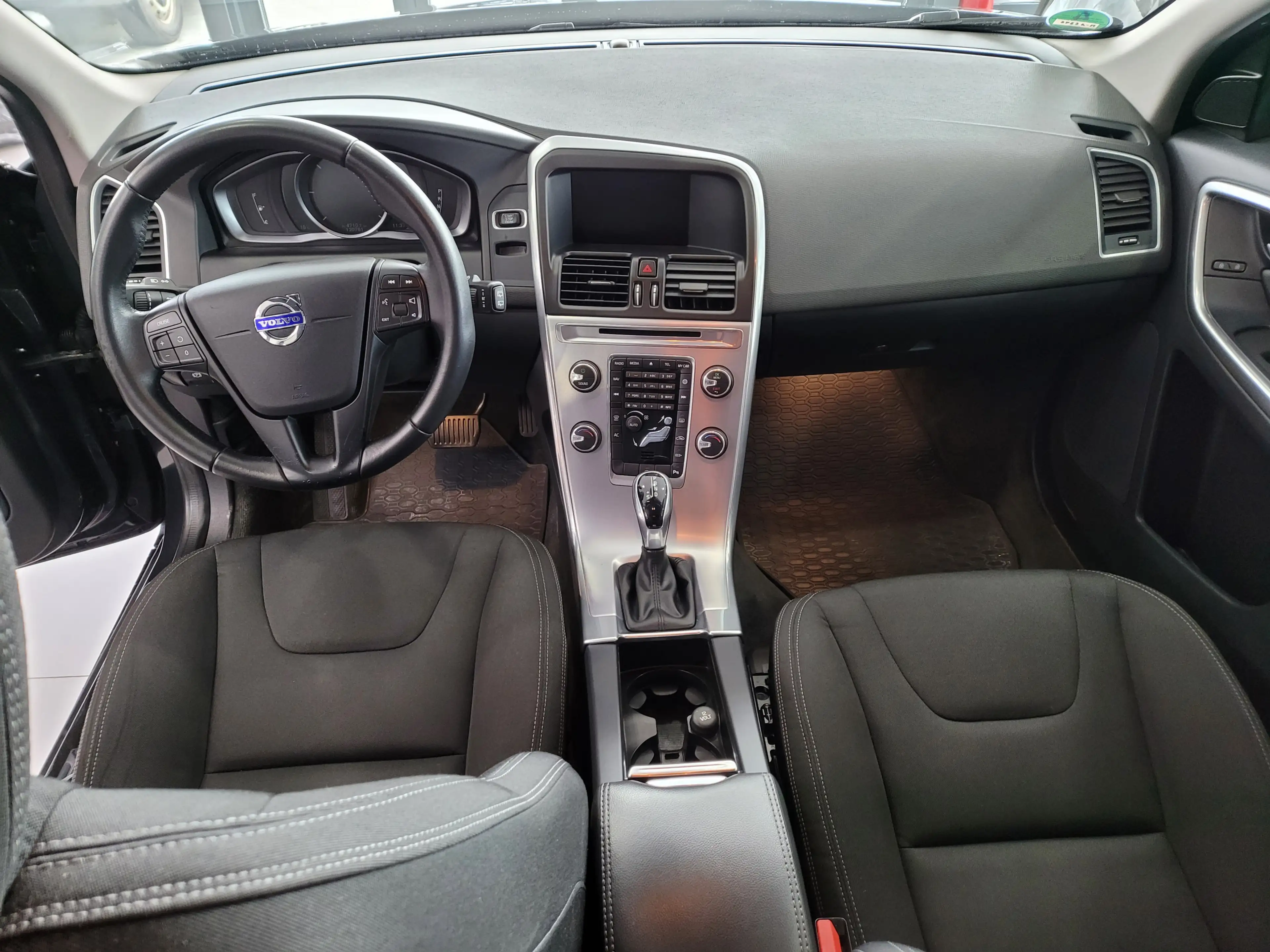 Volvo XC60 Kinetic 2WD+NAVI+PDC+AUTOMATIK — photo 11
