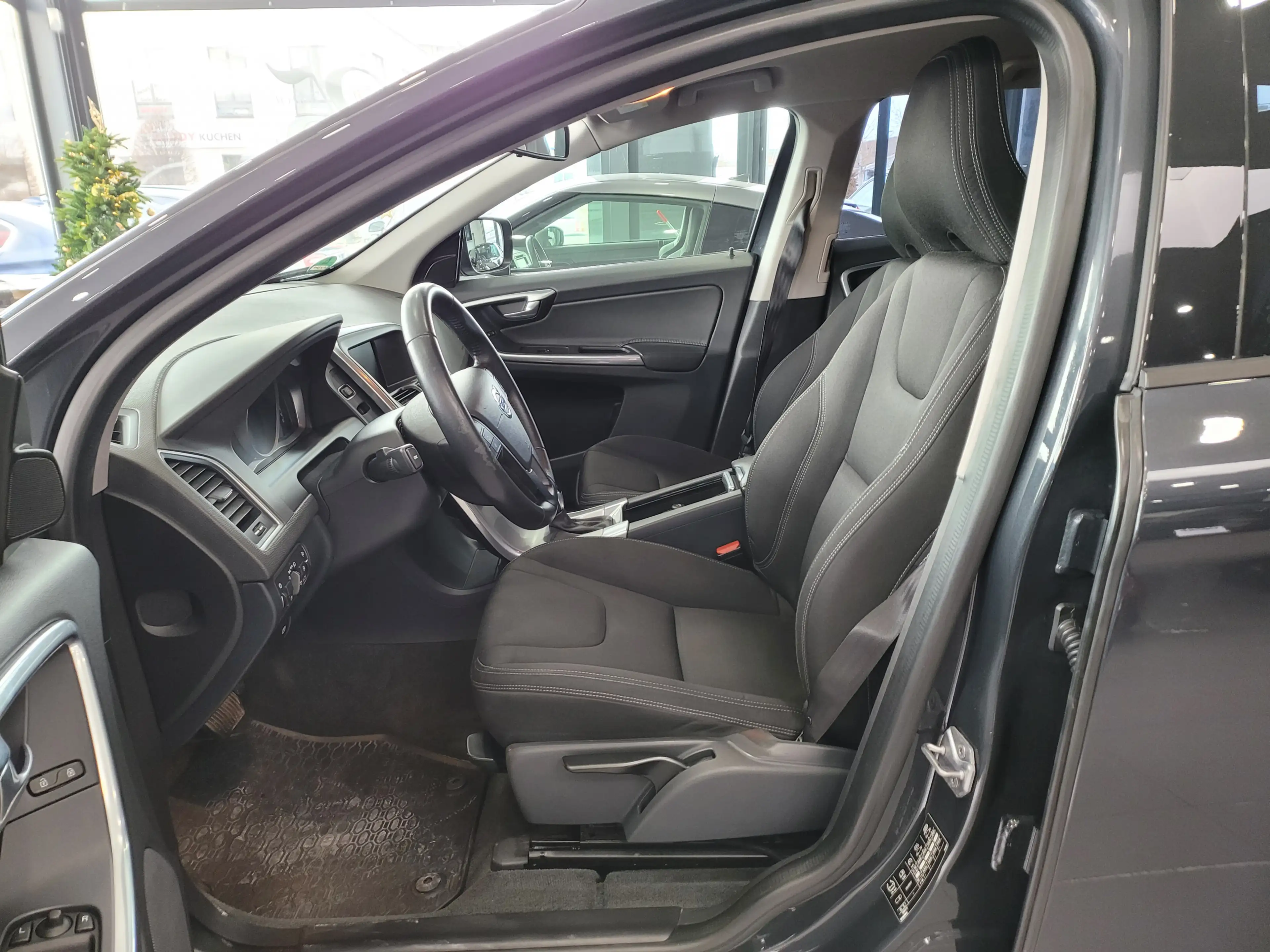 Volvo XC60 Kinetic 2WD+NAVI+PDC+AUTOMATIK — photo 10
