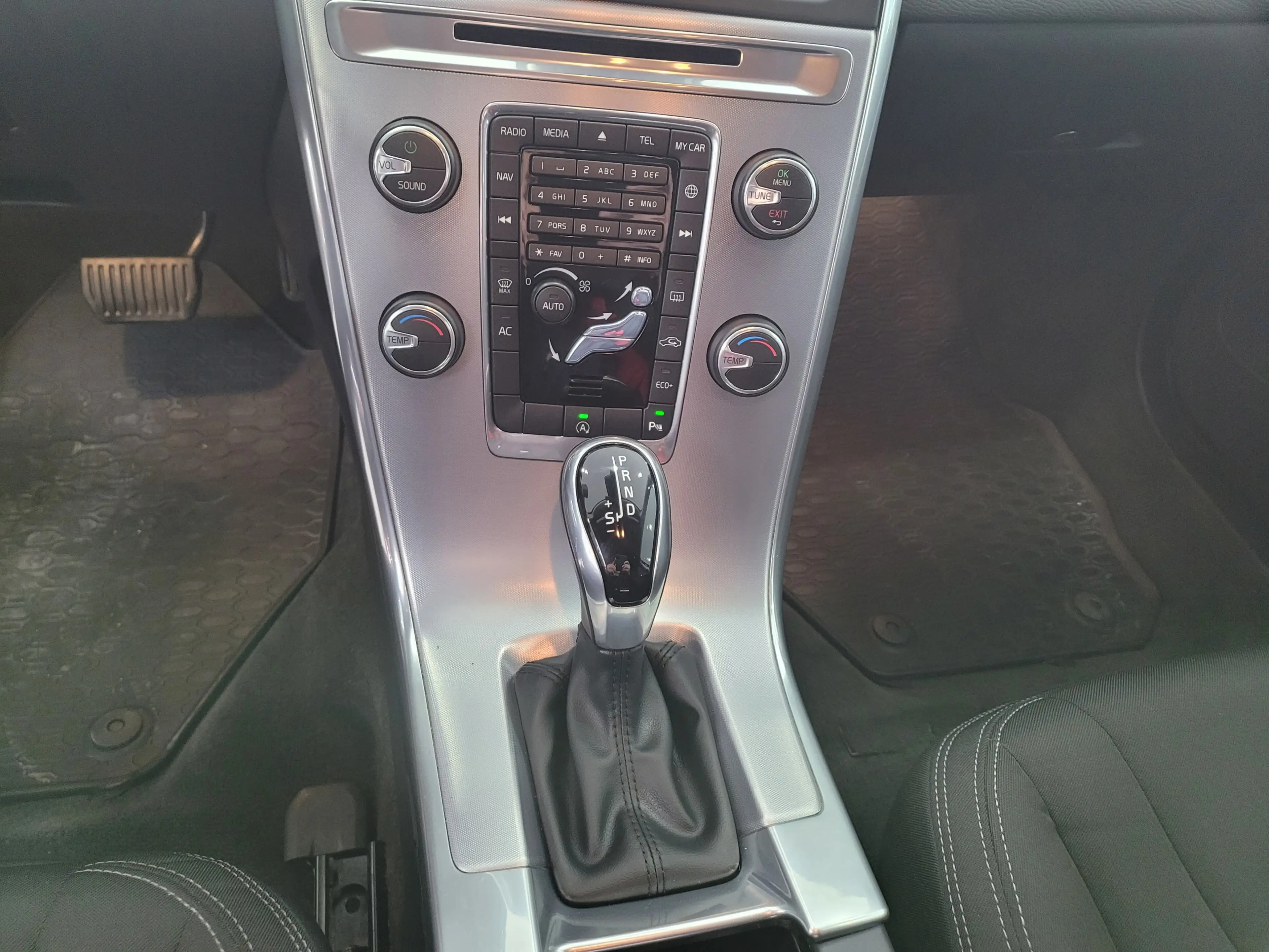 Volvo XC60 Kinetic 2WD+NAVI+PDC+AUTOMATIK — photo 14