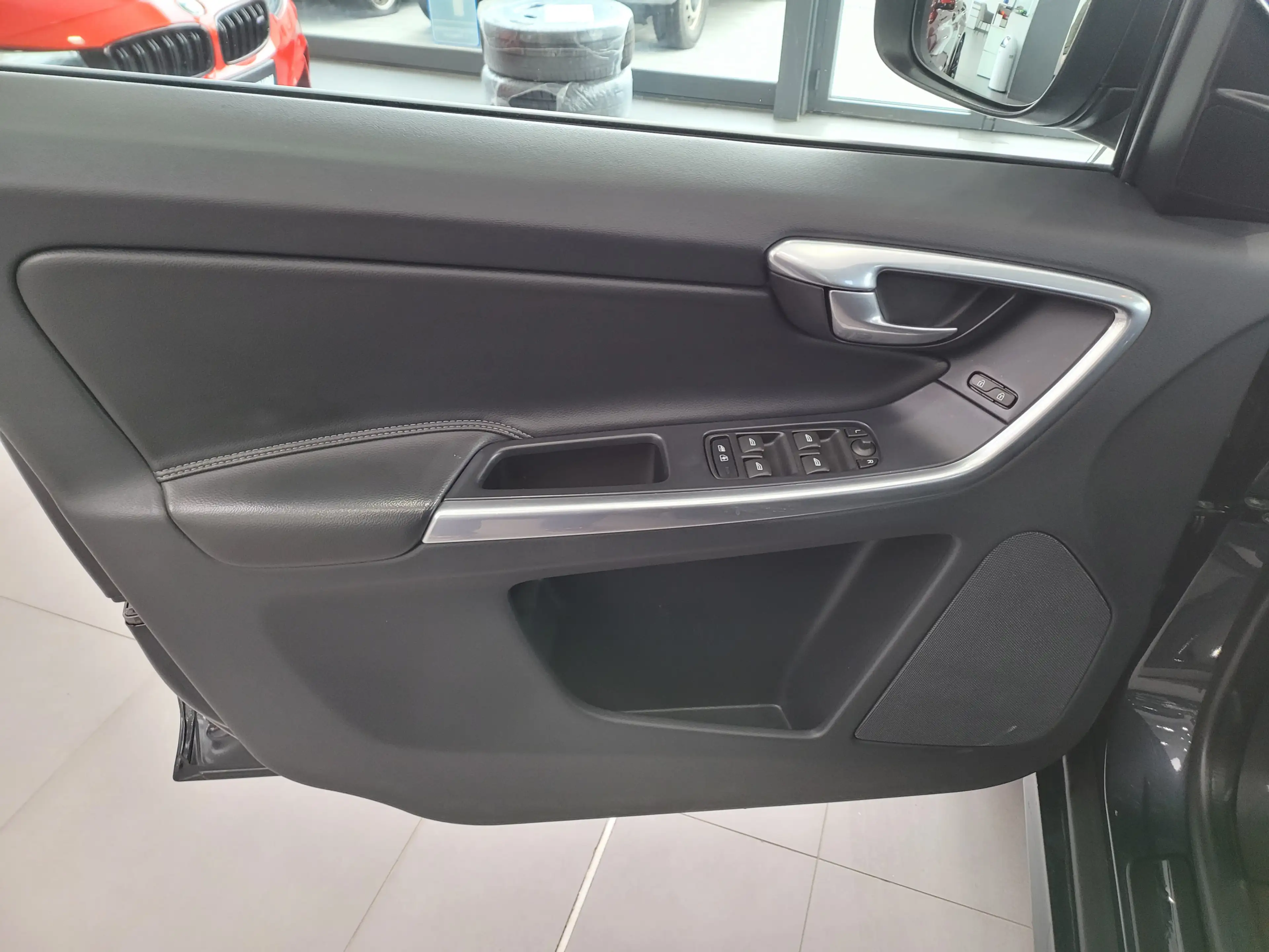 Volvo XC60 Kinetic 2WD+NAVI+PDC+AUTOMATIK — photo 12