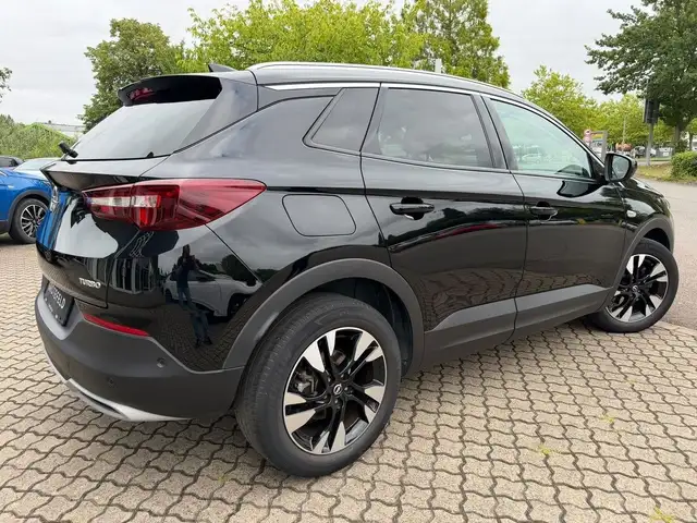 Opel Grandland view 3