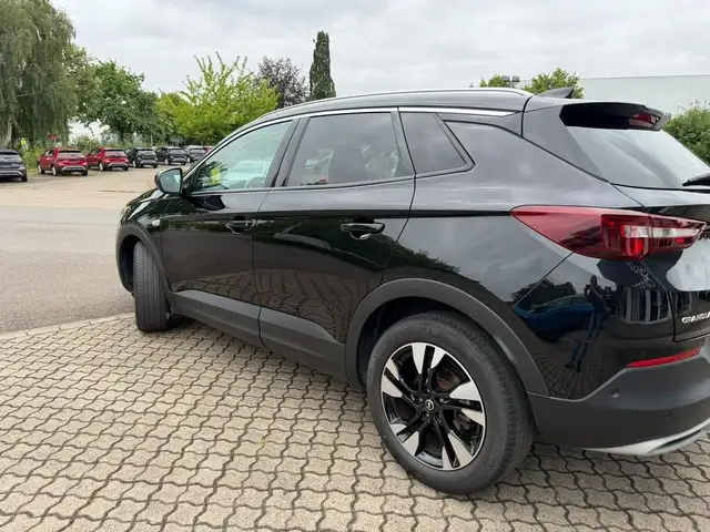Opel Grandland view 4
