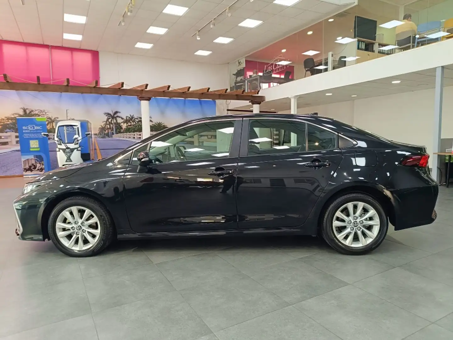 Toyota Corolla Sedán 140H Eco Negro - 2