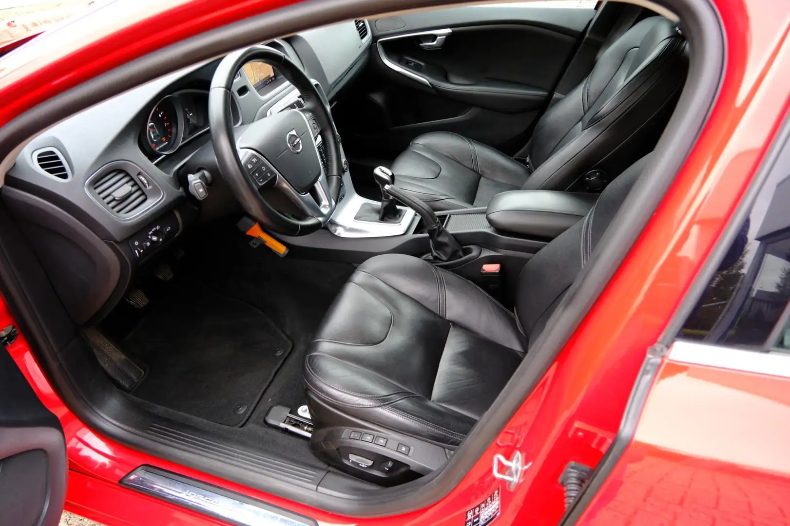 Volvo V40 2.0 T2 Inscription *89.462km!* Pano|1e Eig! |Leder Red - 2