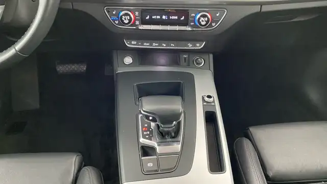 Audi Q5 view 12