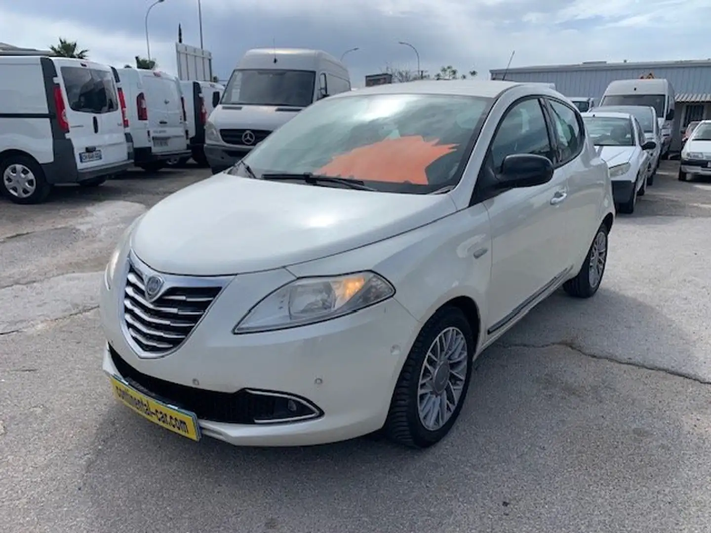 Lancia Ypsilon 0.9 TwinAir 85 ch Stop&Start Platinium Weiß - 1