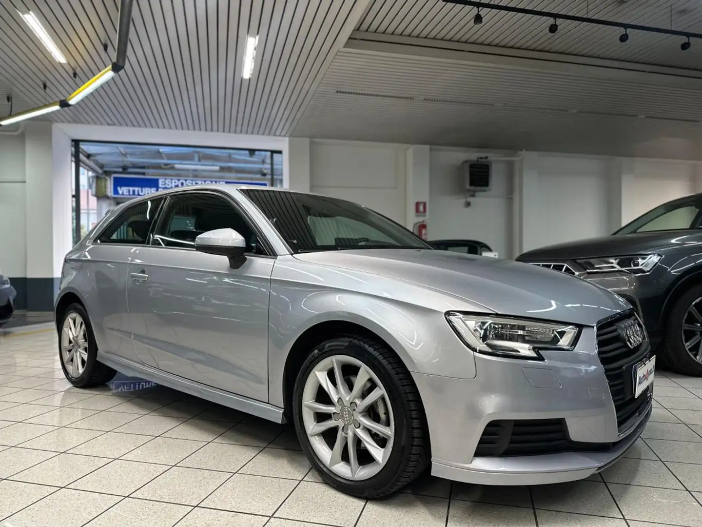 Audi A3 1.5 TFSI COD Sport UNI PROP Silber - 1