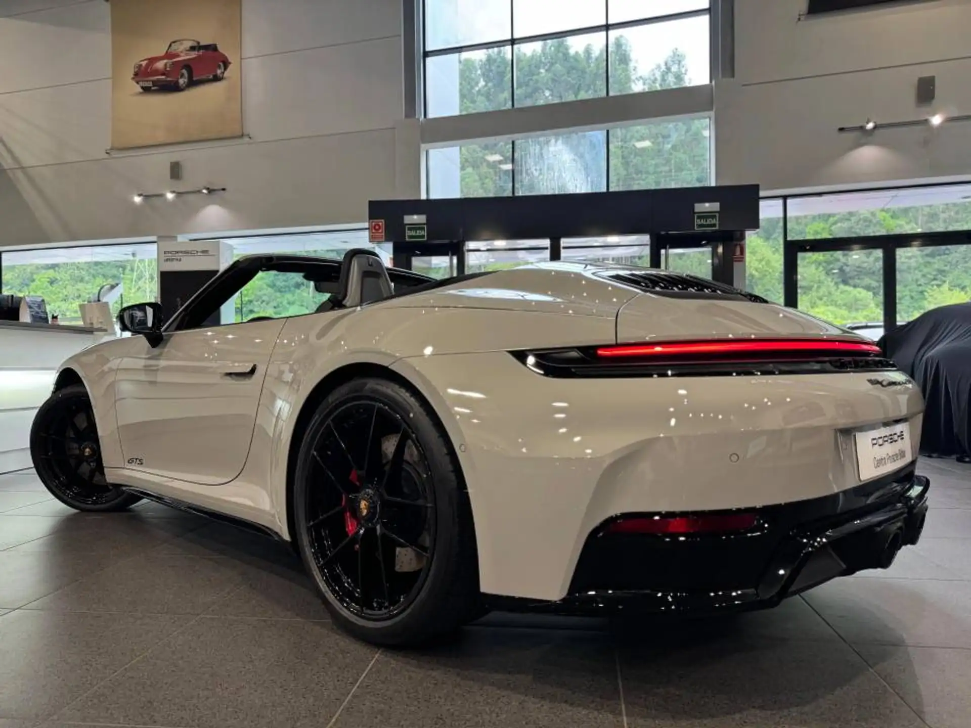 포르쉐 911 Carrera 4 GTS Cabriolet 2026 화이트 사진 3