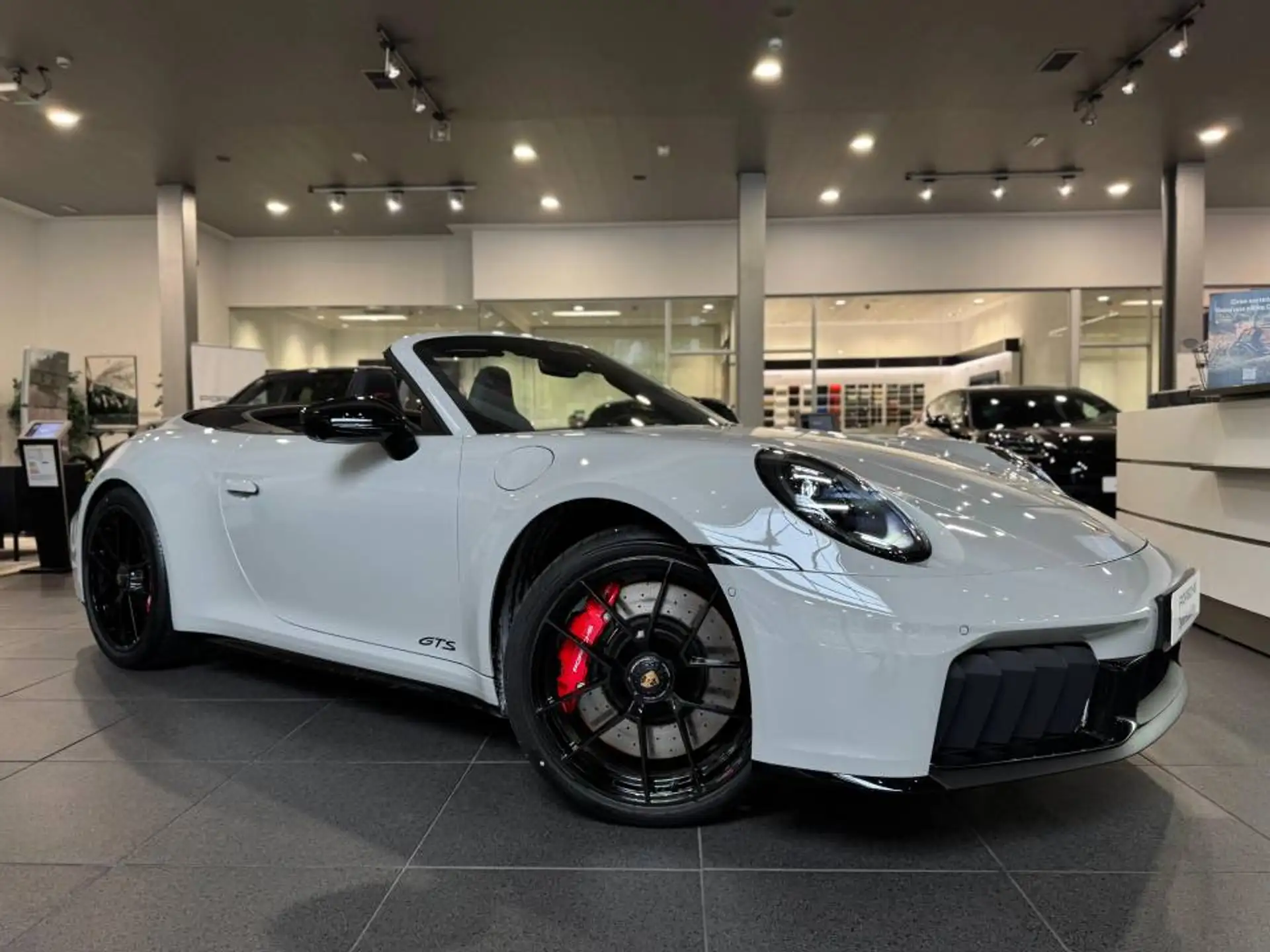 포르쉐 911 Carrera 4 GTS Cabriolet 2026 화이트 사진 4