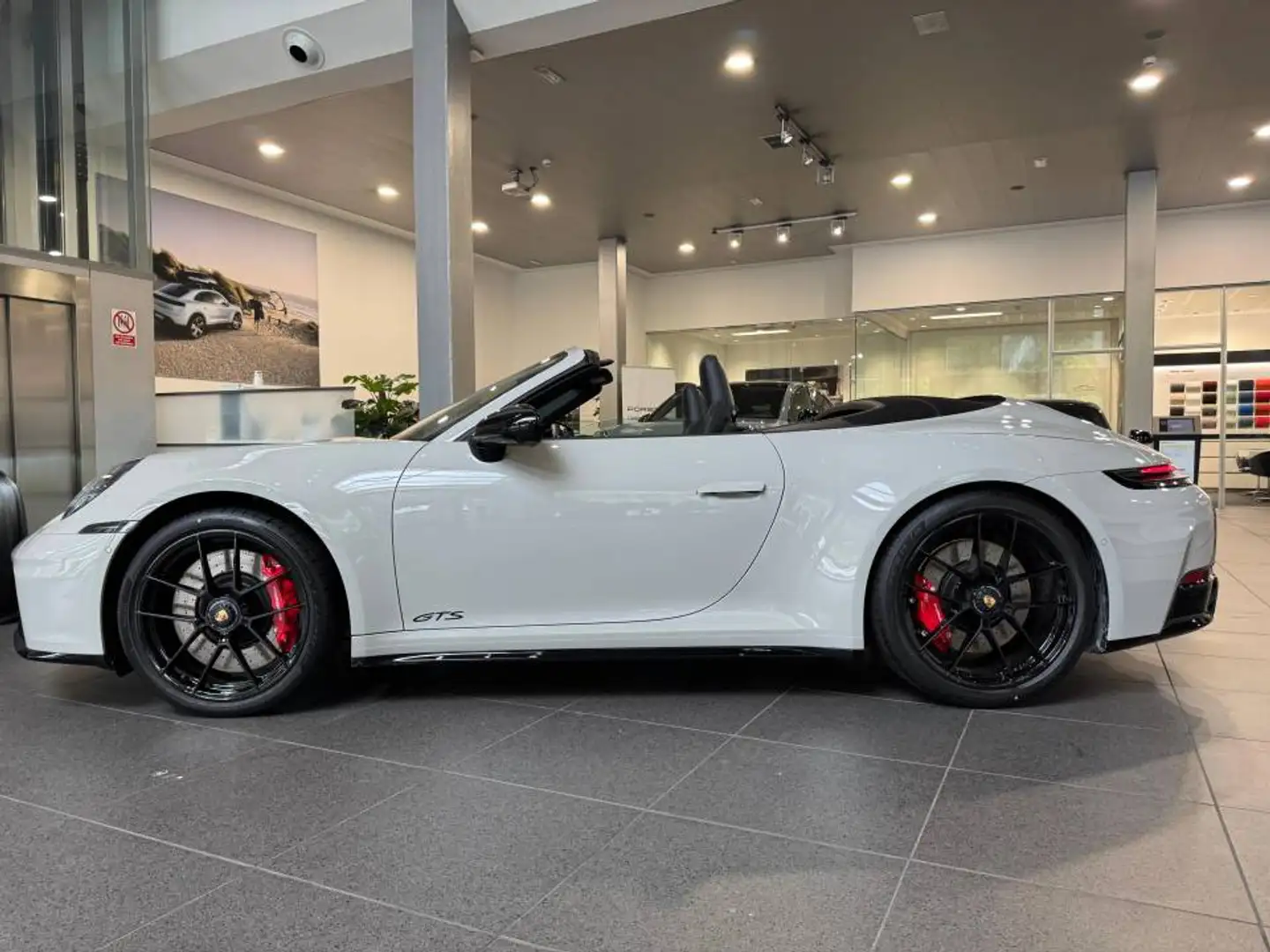 Porsche 992 Carrera 4 GTS Cabriolet - 2