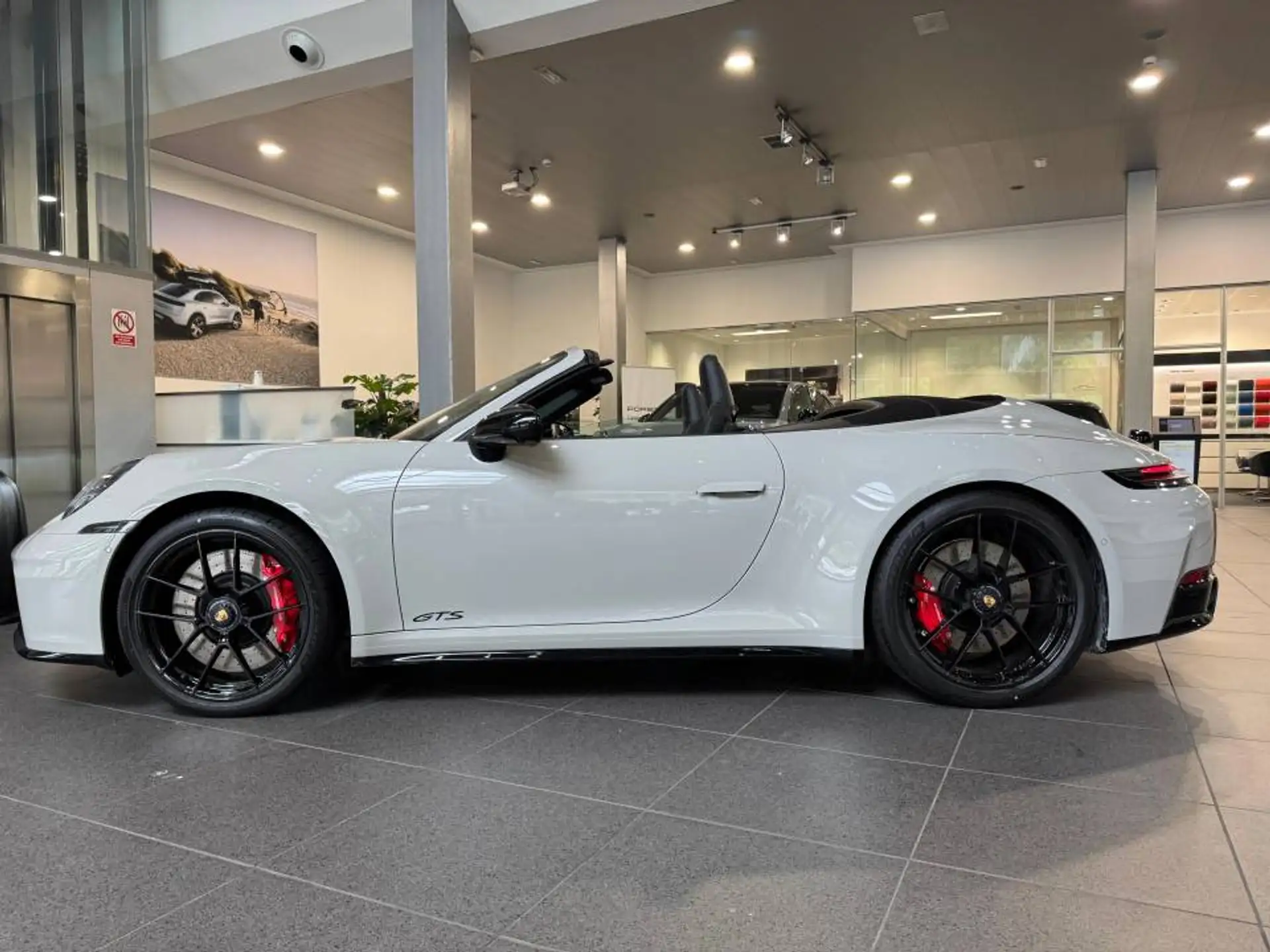 포르쉐 911 Carrera 4 GTS Cabriolet 2026 화이트 사진 2