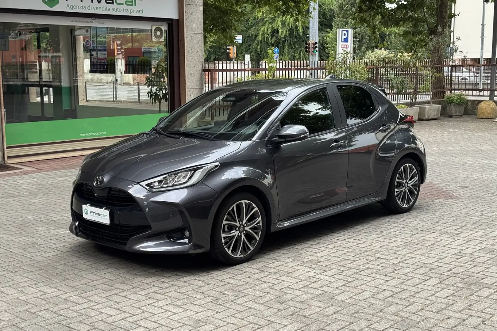 Toyota Yaris Yaris 1.5 130 Hybrid 5 porte Lounge Zilver - 1