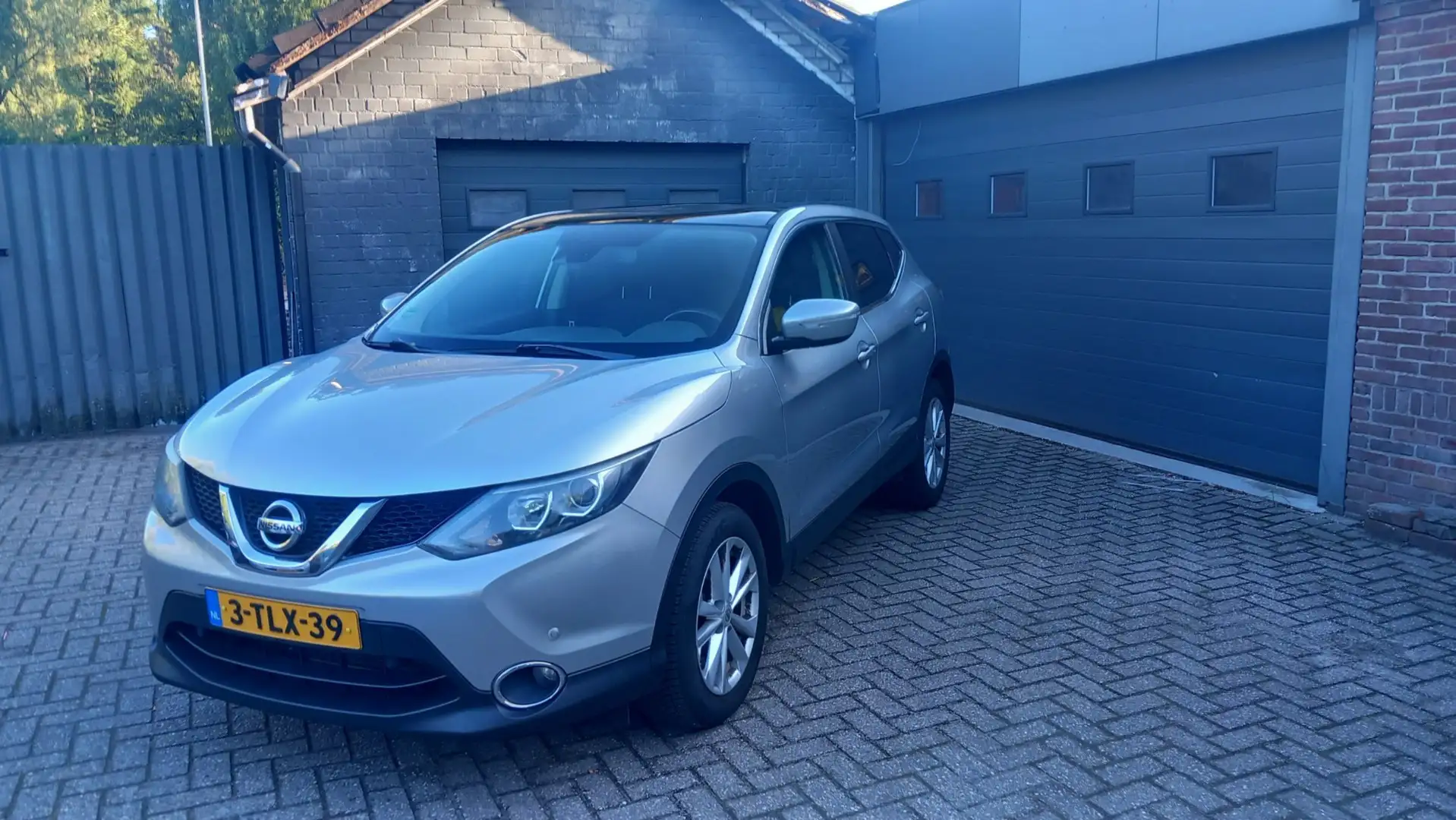 Nissan Qashqai 1.2 Connect Edition,Navi,Climate control,Cruise co Grijs - 1