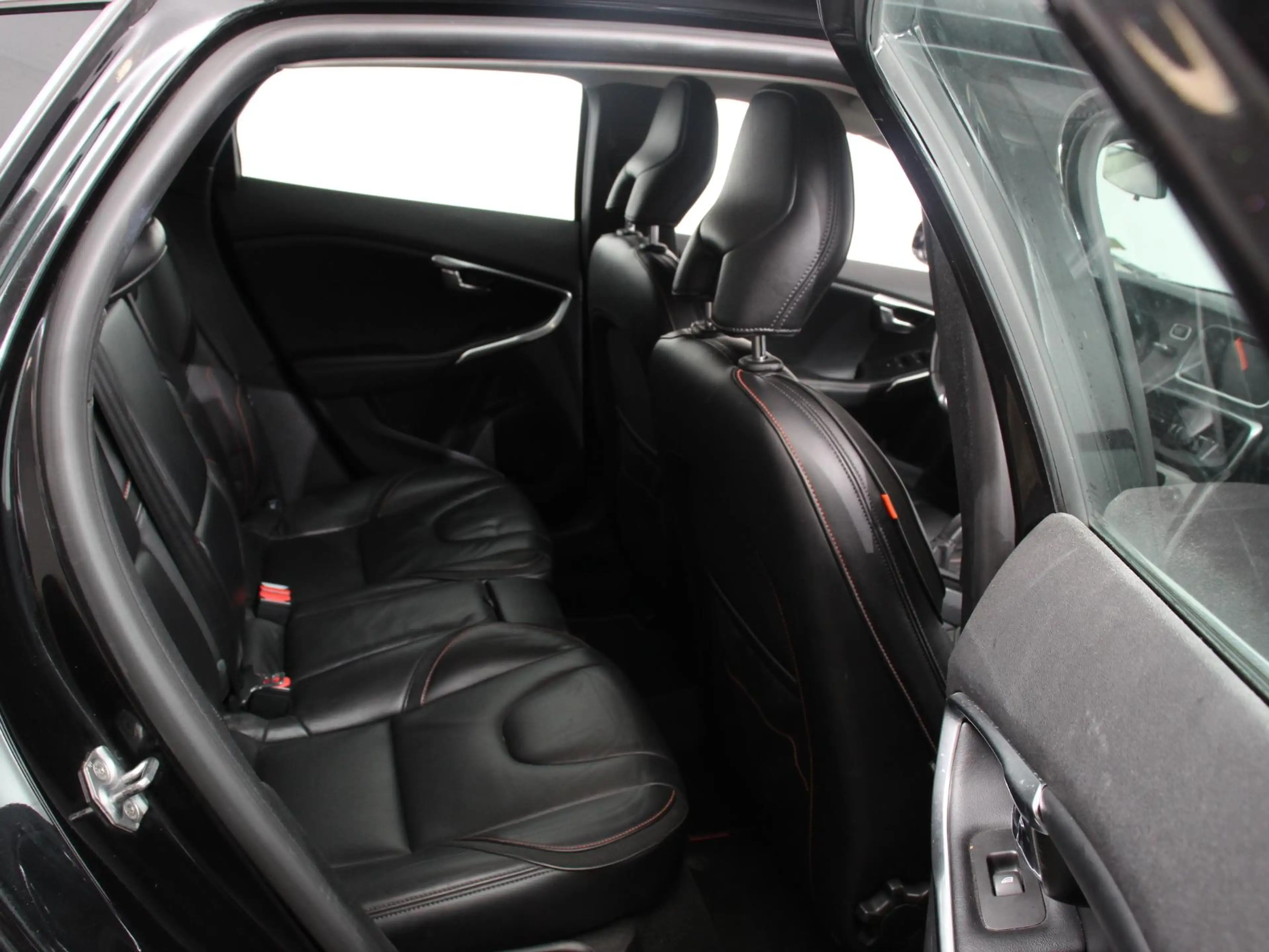 Volvo V40 2.0 T2 Ocean Race Climate Control Navigatie Ledere — photo 12
