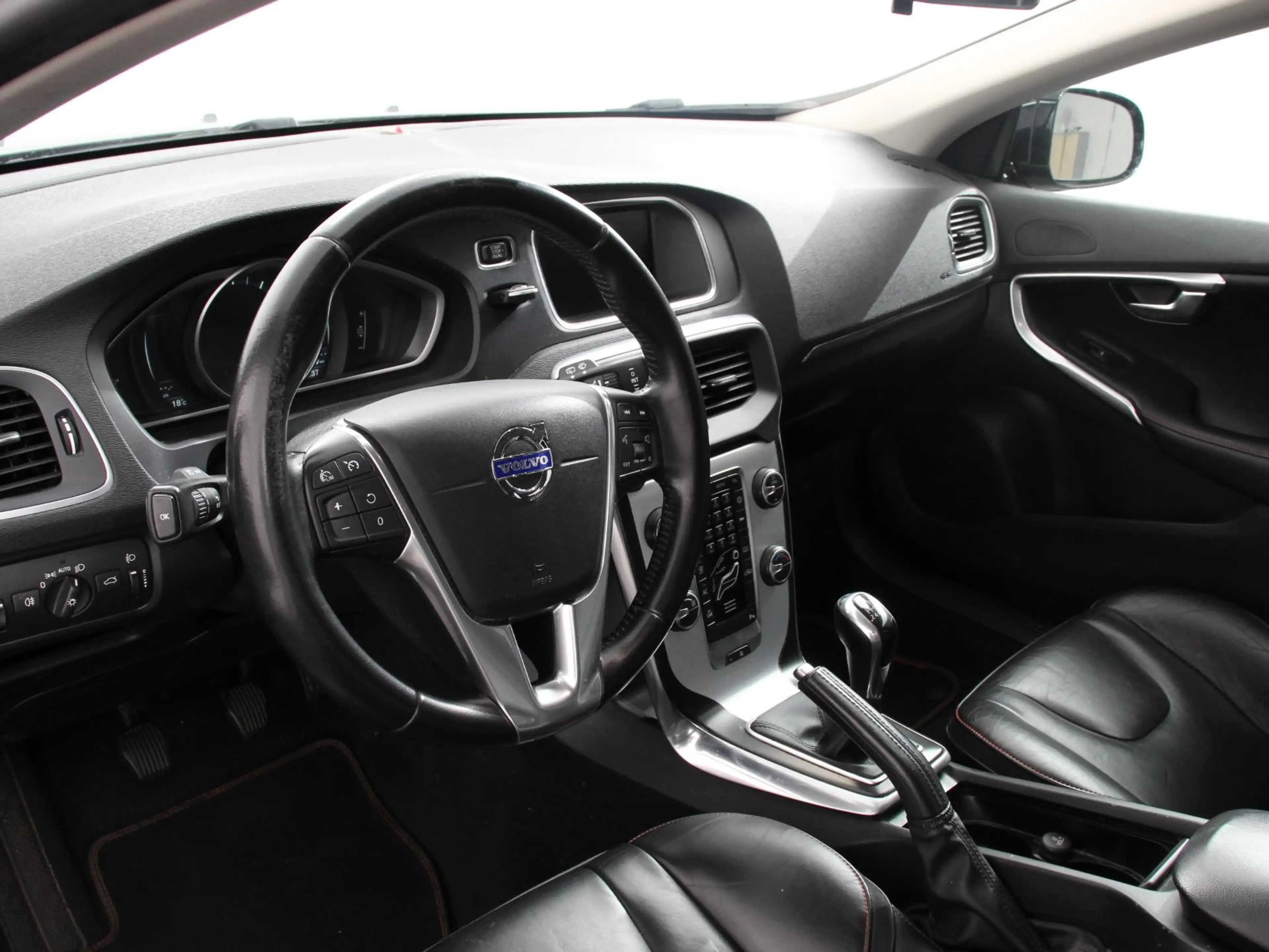 Volvo V40 2.0 T2 Ocean Race Climate Control Navigatie Ledere — photo 2