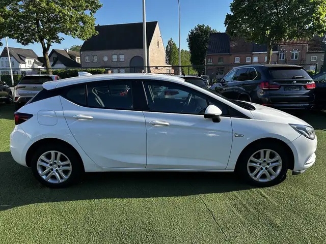 Opel Astra view 2