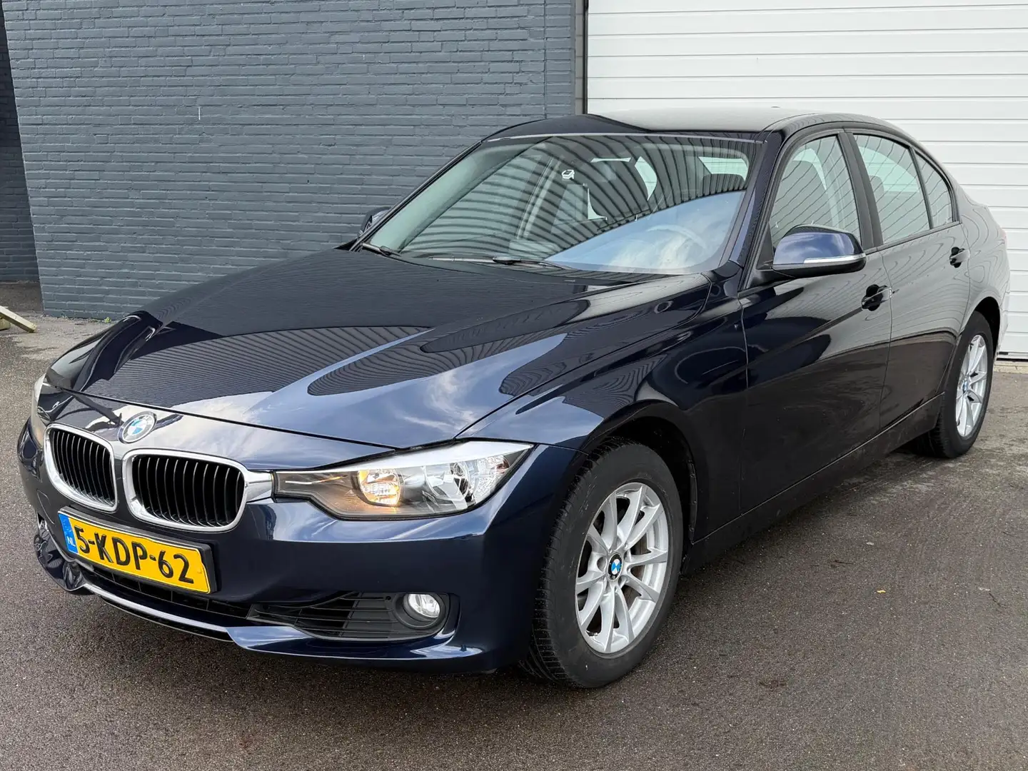 BMW 320 3-serie 320i Executive 2DEEIG/AUTOMAAT/CRUISE/PDC/ Blauw - 2