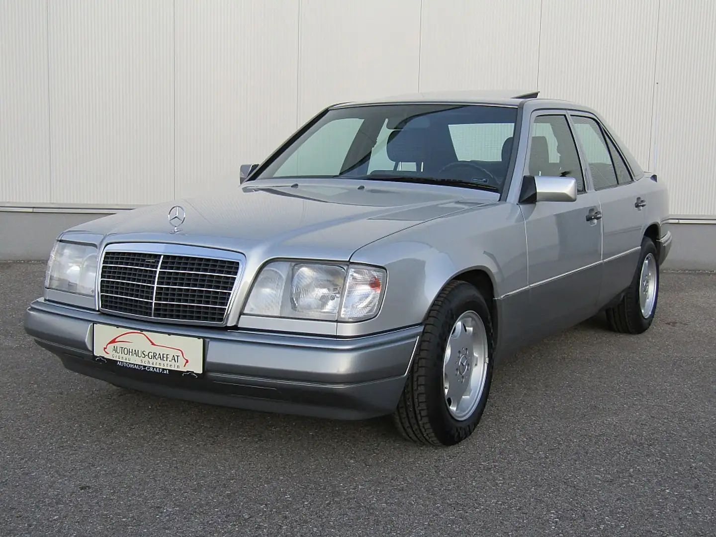 Mercedes-Benz E 200 Plateado - 1