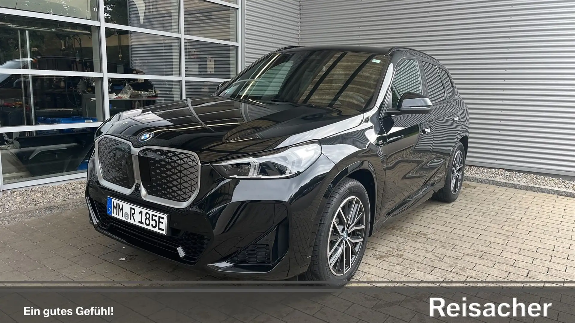 BMW iX1 IX1 A XDRIVE30 M-Sport,AHK,el.Sitz+Mem,DA+,Autom Schwarz - 1