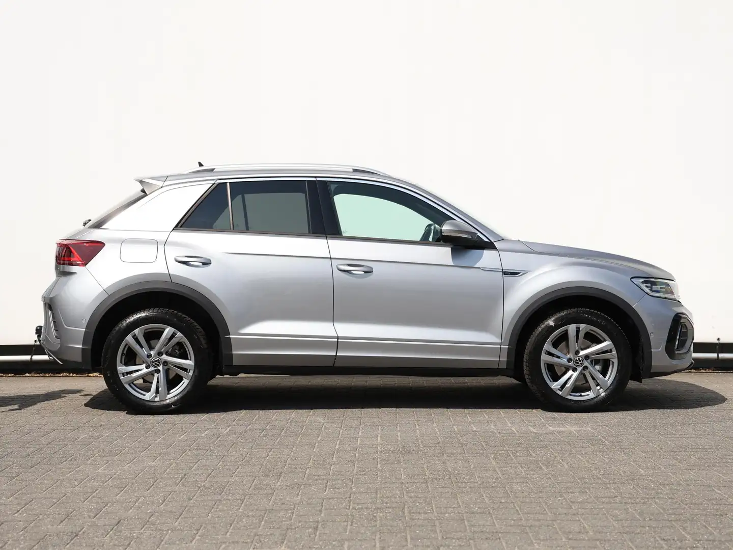 Volkswagen T-Roc 1.5 TSI R-Line 150PK DSG | Led | Navigatie | Trekh Grijs - 2