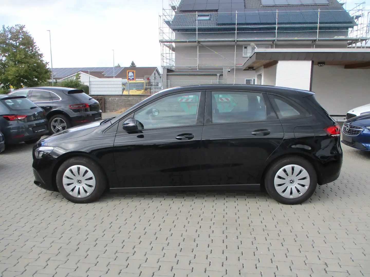 Mercedes-Benz B 180 d NAVI LEDER KAMERA LED TOTW SPURH AHK PDC Schwarz - 1