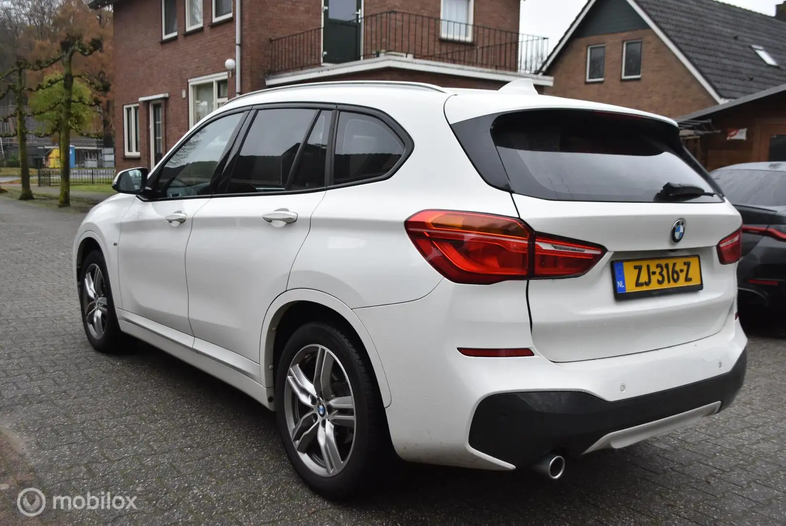 BMW X1 sDrive18i aut High Exe M Sport voll Blanc - 2