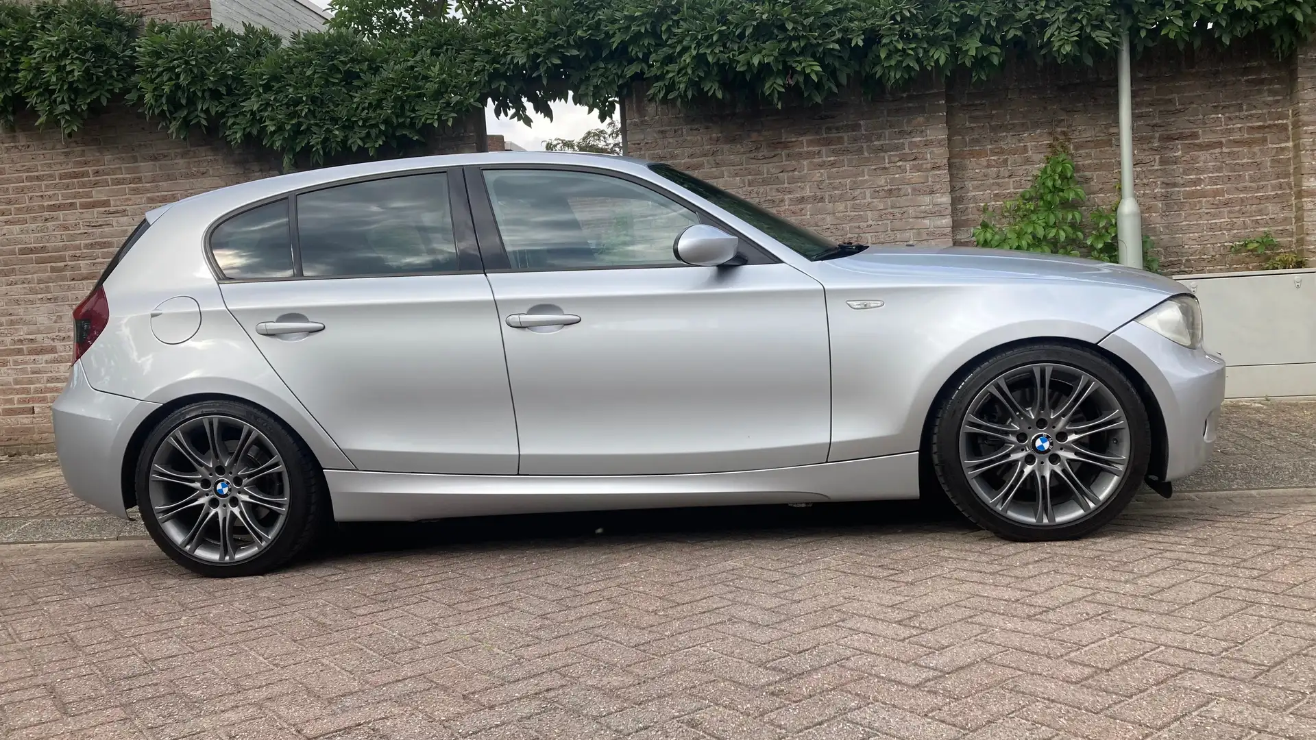 BMW 130 130 High Executive Zilver - 2