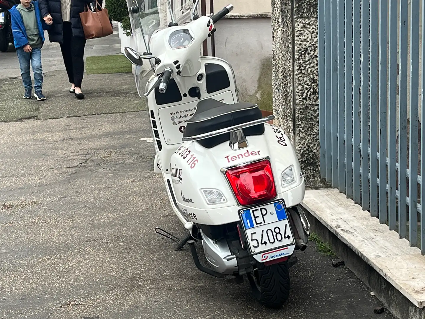 Vespa GTS 300 Fehér - 1