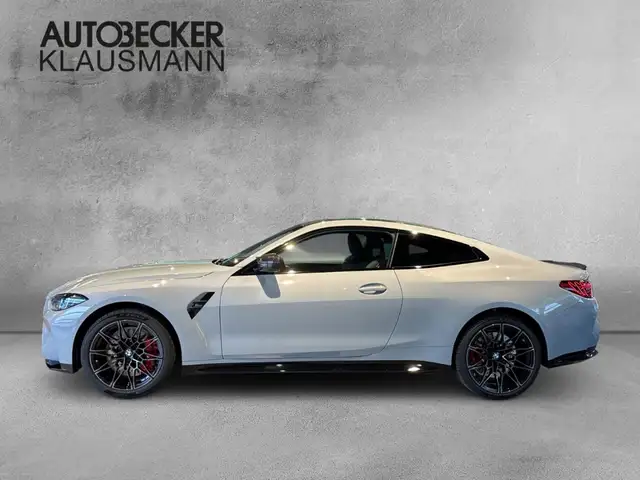 BMW M4 view 3