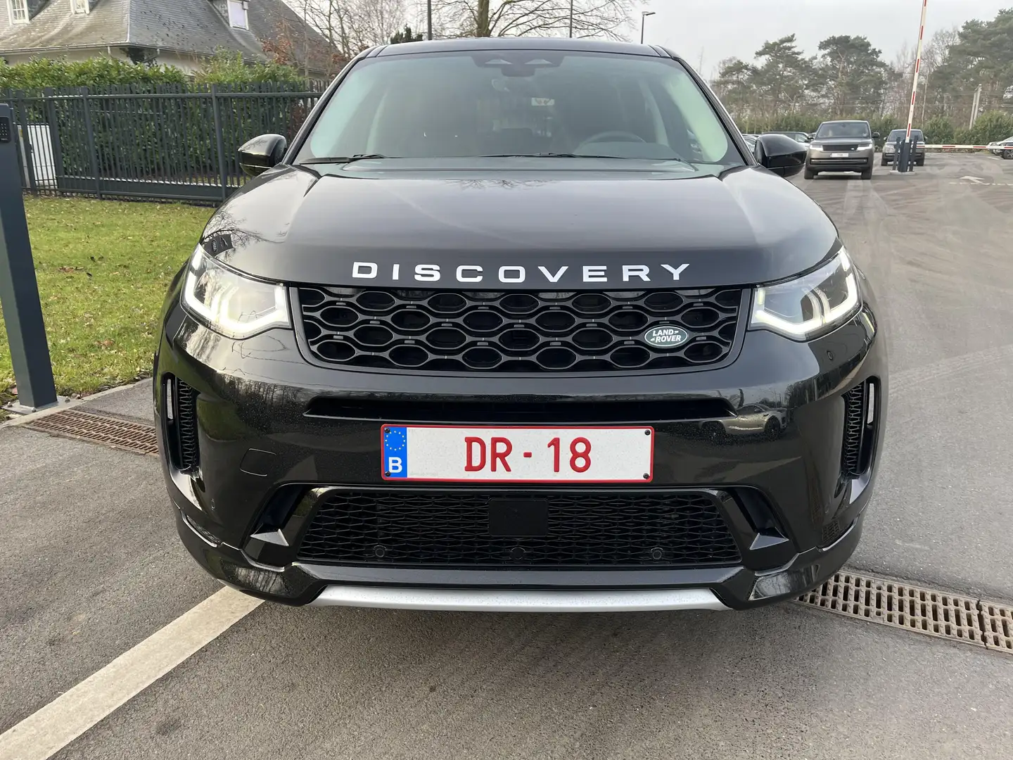 Land Rover Discovery Sport P300E S Zwart - 2