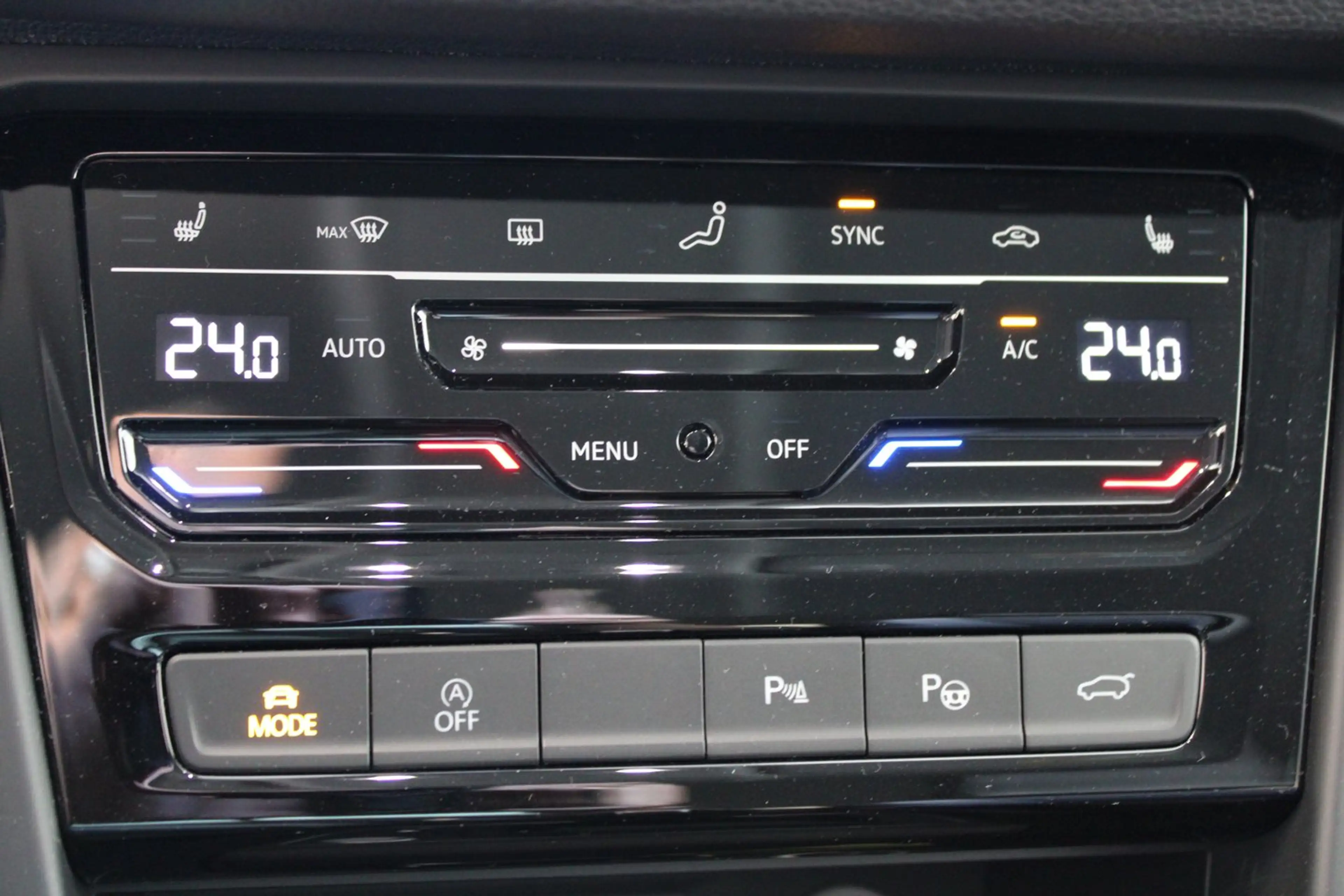 Volkswagen Touran Life TSI — photo 13