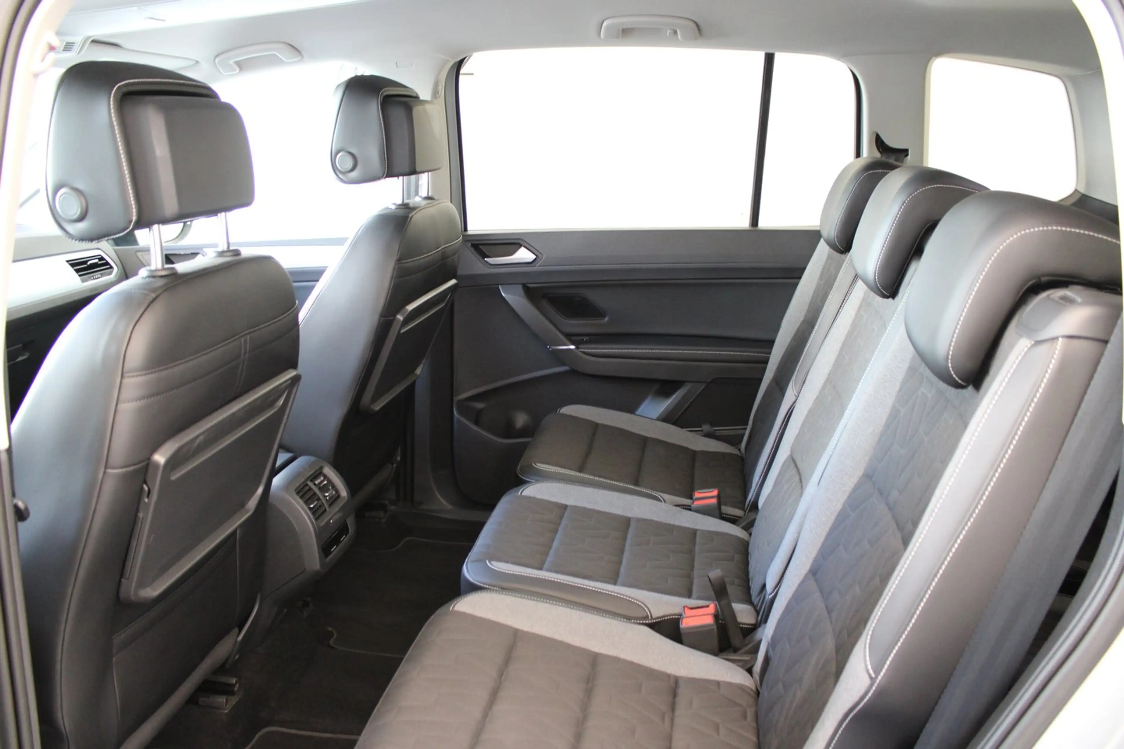 Volkswagen Touran Life TSI — photo 6