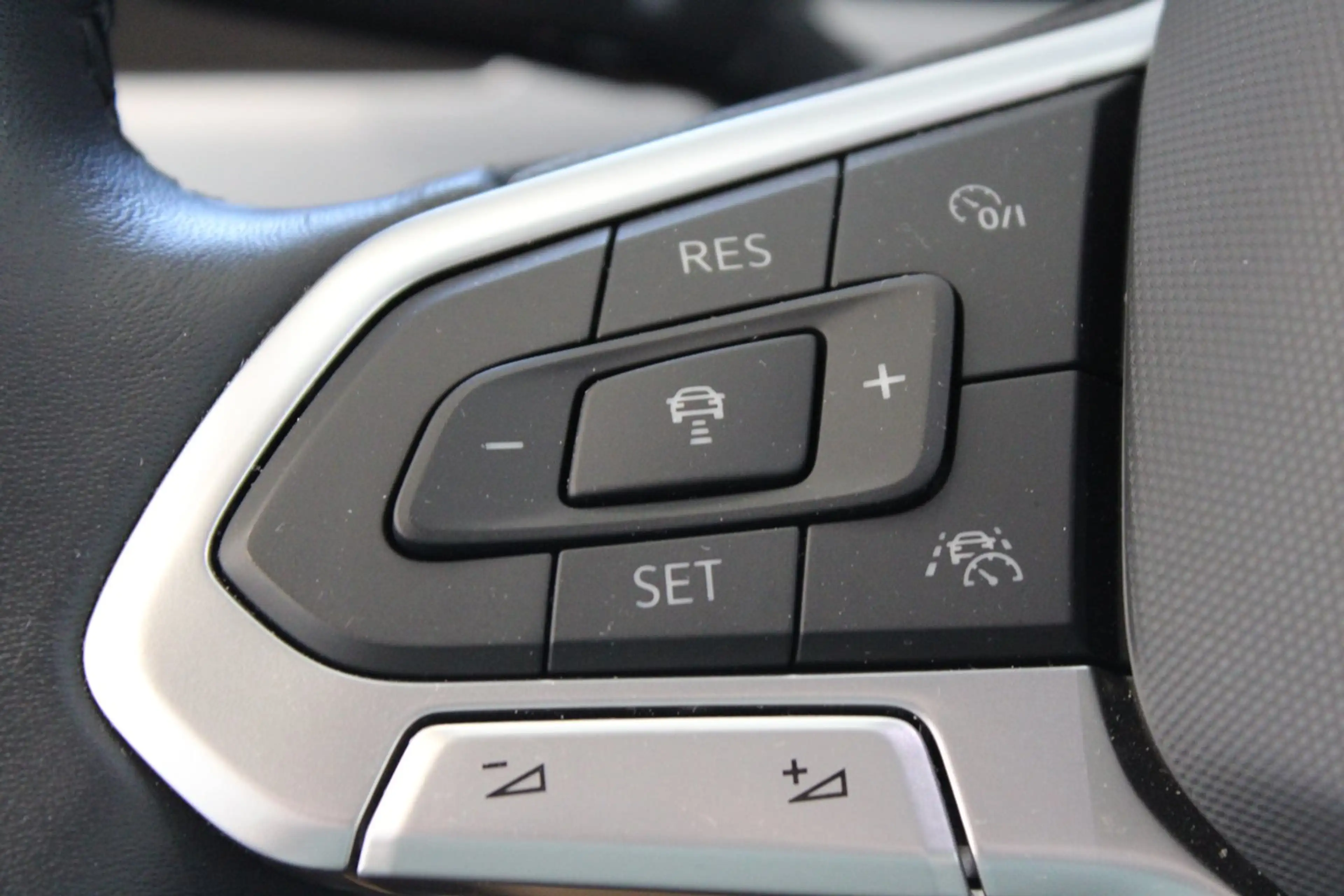Volkswagen Touran Life TSI — photo 12