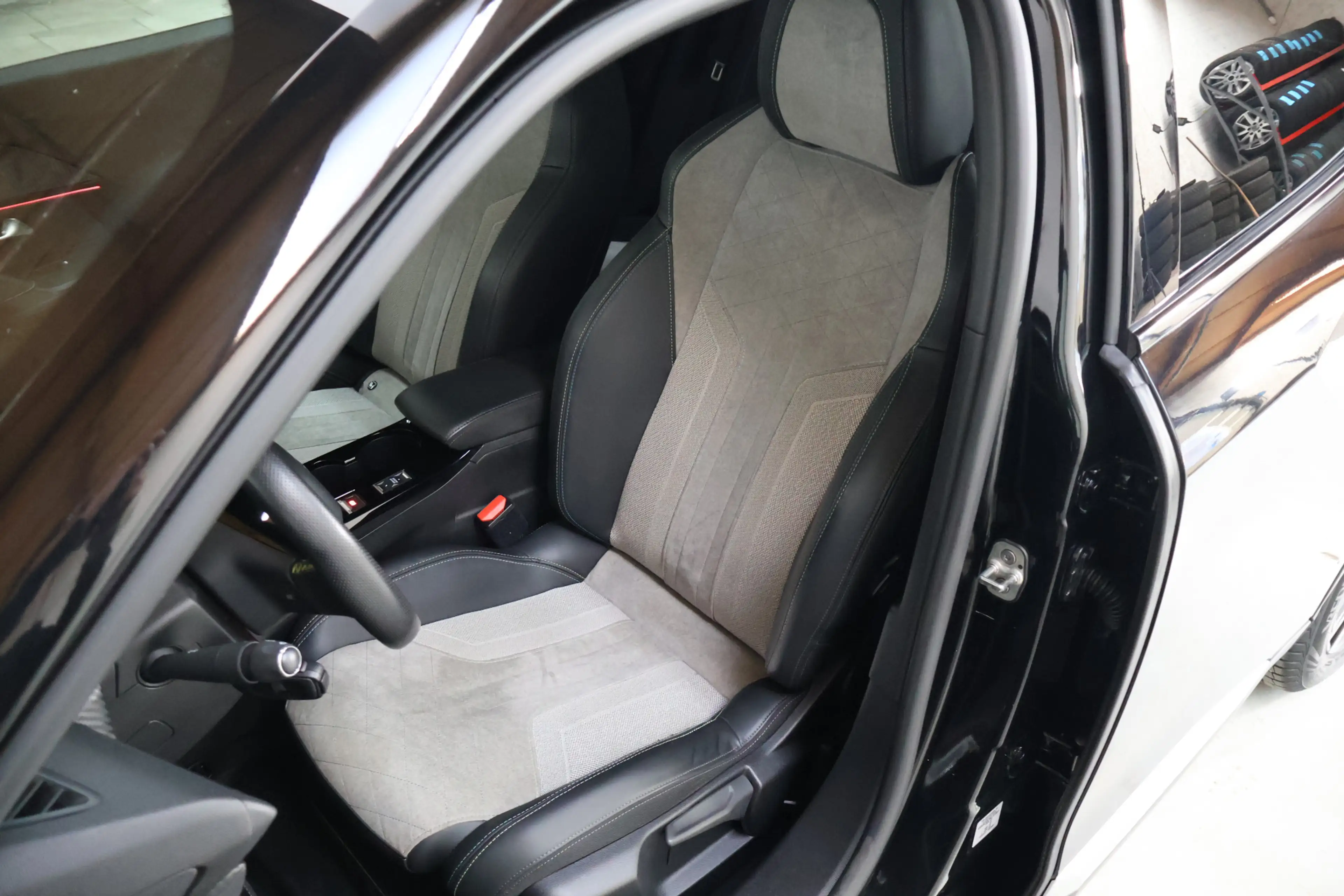 Peugeot e-2008 EV GT Pack 50 kWh | Pano | Cam | Acc | Sfeer | Dea — photo 15
