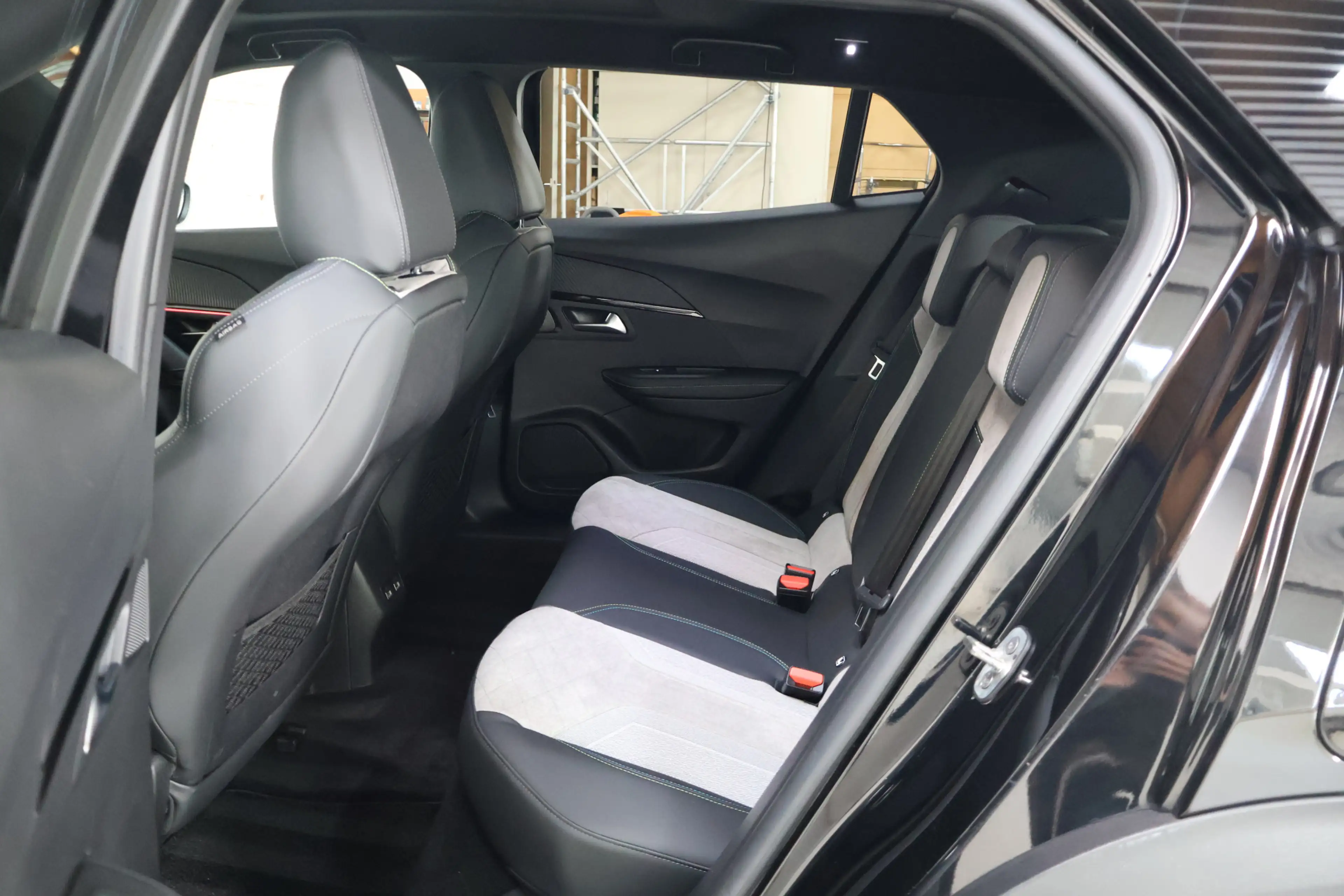 Peugeot e-2008 EV GT Pack 50 kWh | Pano | Cam | Acc | Sfeer | Dea — photo 17