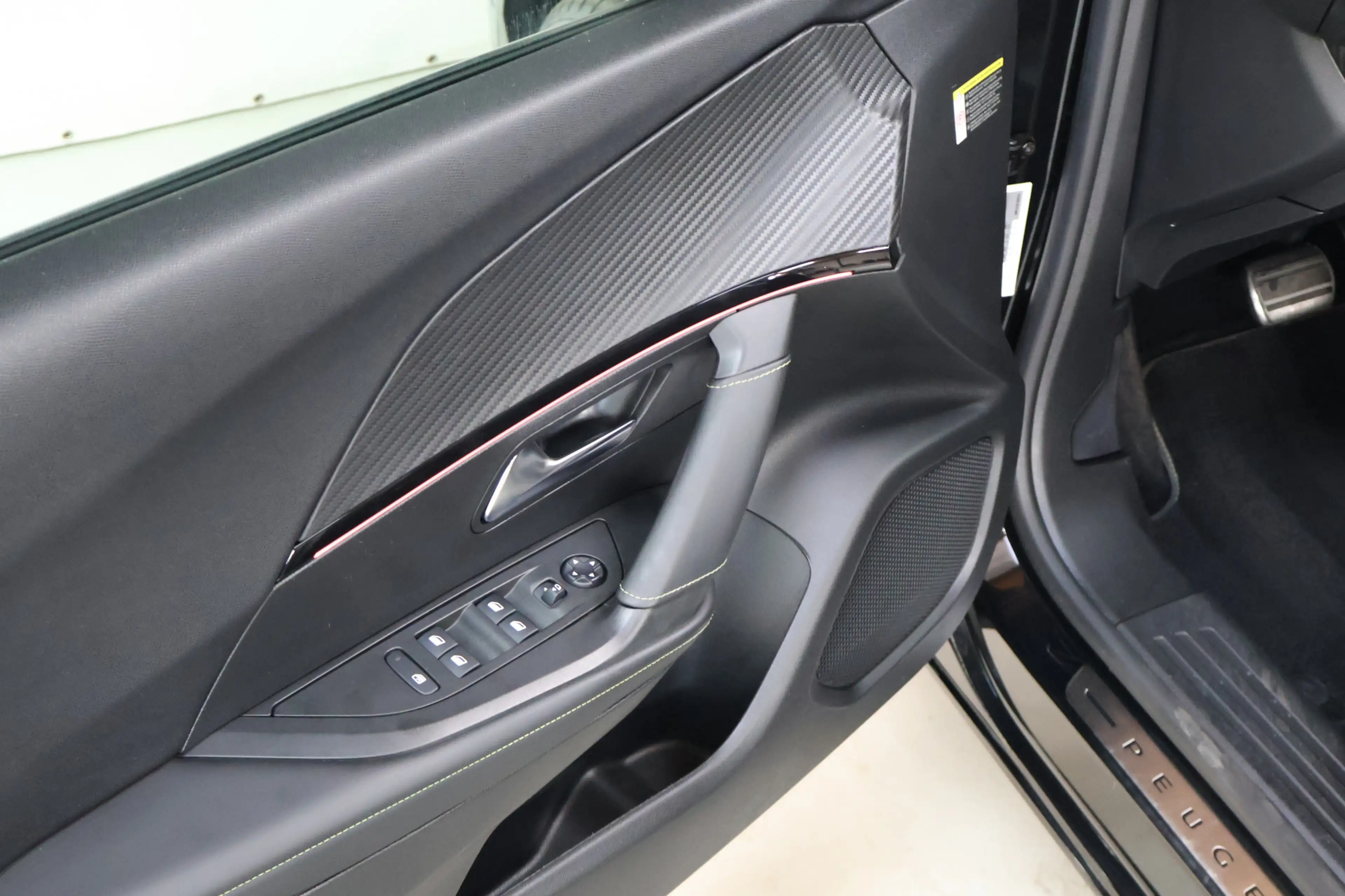 Peugeot e-2008 EV GT Pack 50 kWh | Pano | Cam | Acc | Sfeer | Dea — photo 25