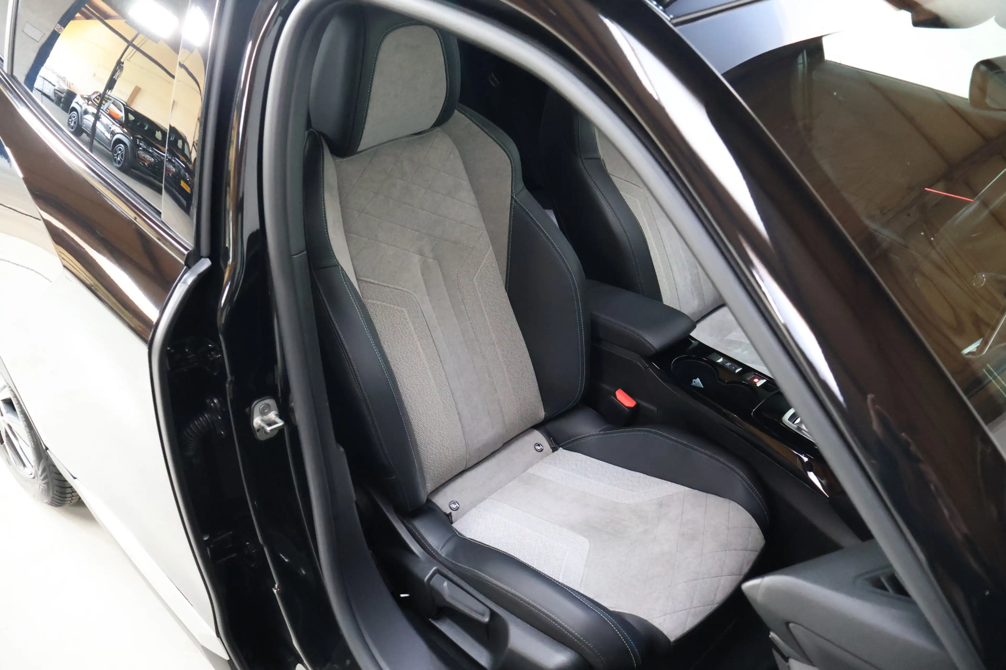 Peugeot e-2008 EV GT Pack 50 kWh | Pano | Cam | Acc | Sfeer | Dea — photo 16