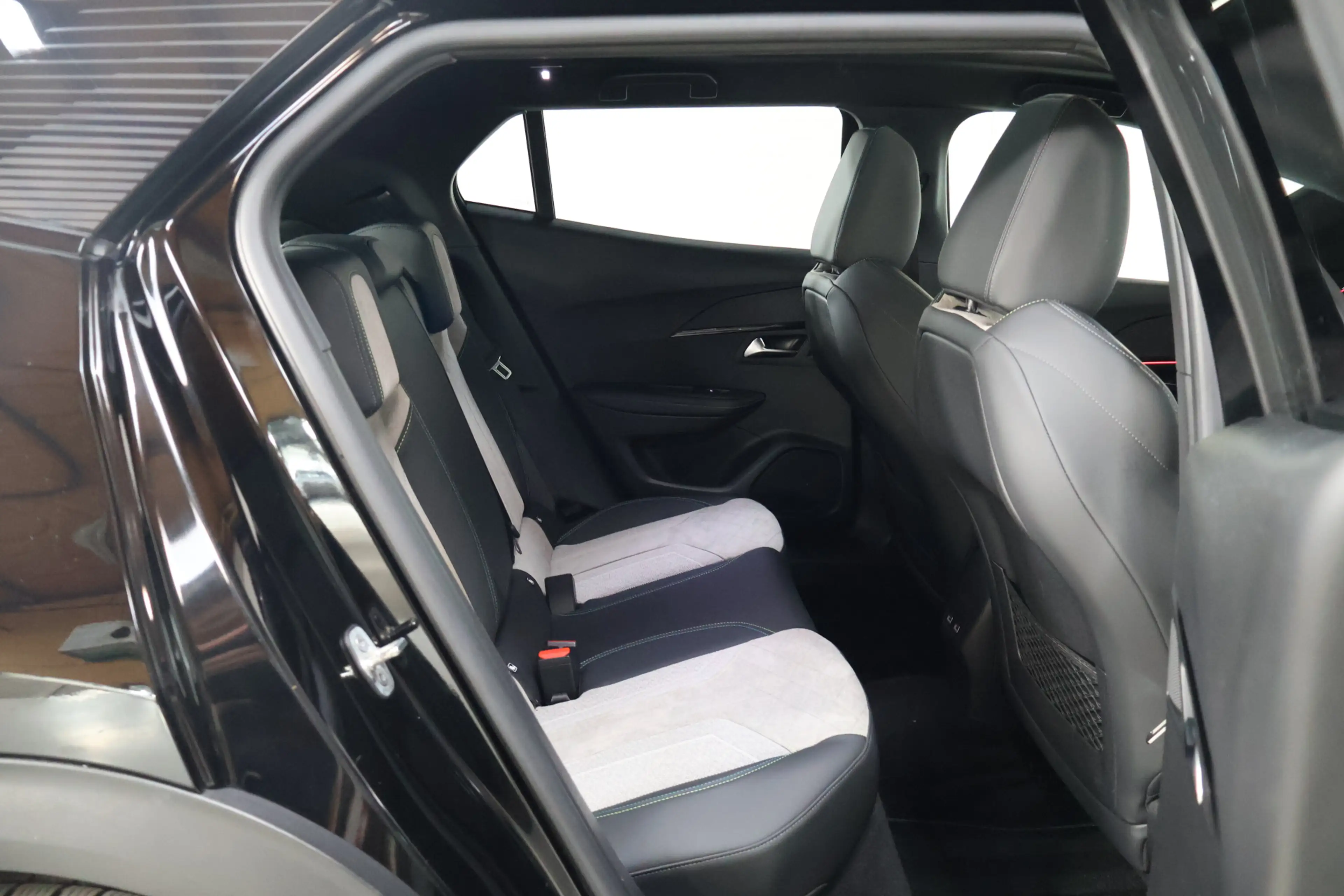 Peugeot e-2008 EV GT Pack 50 kWh | Pano | Cam | Acc | Sfeer | Dea — photo 4