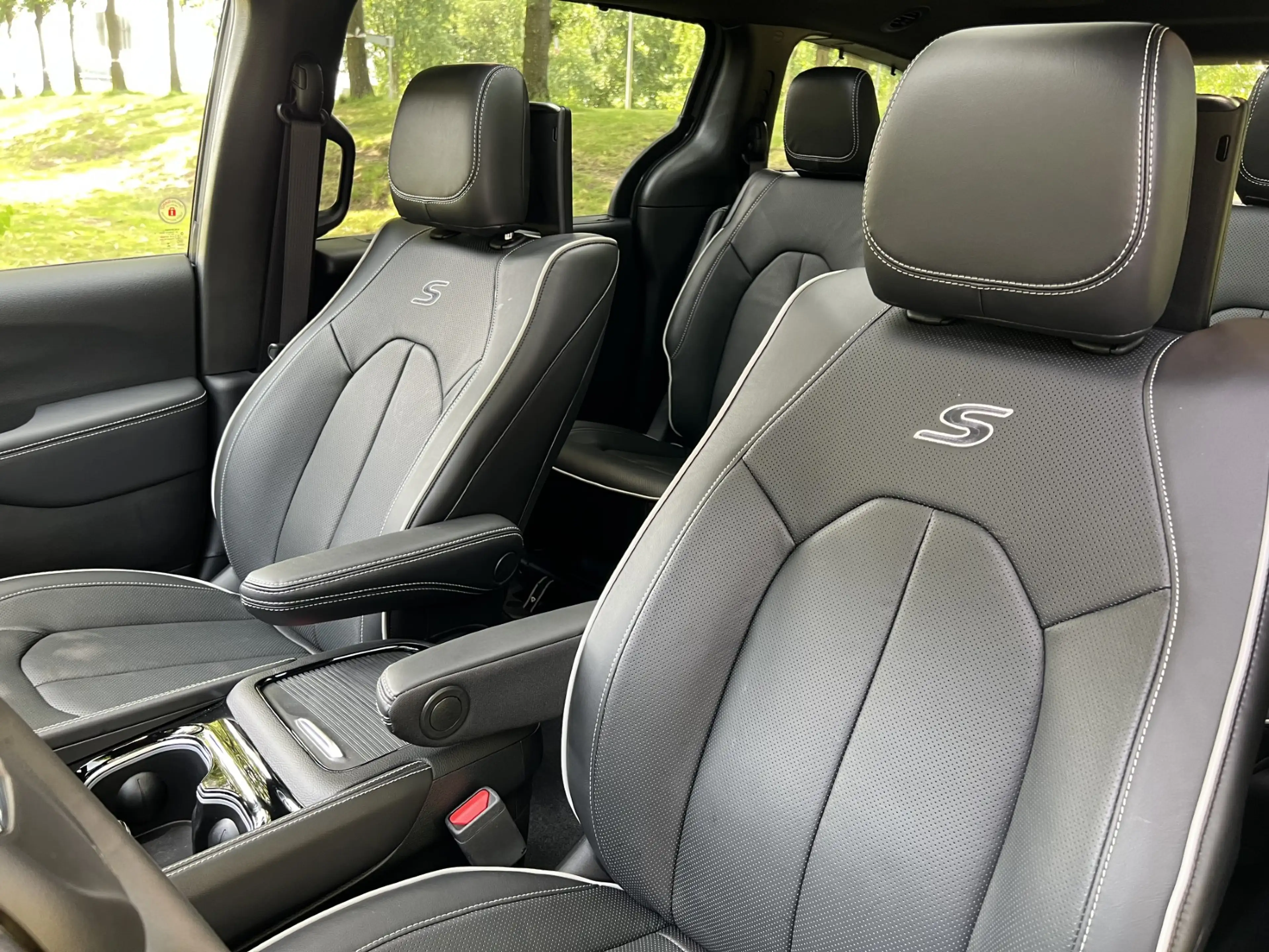 Chrysler Pacifica 3.6 V6 Limited S Hybride — photo 7