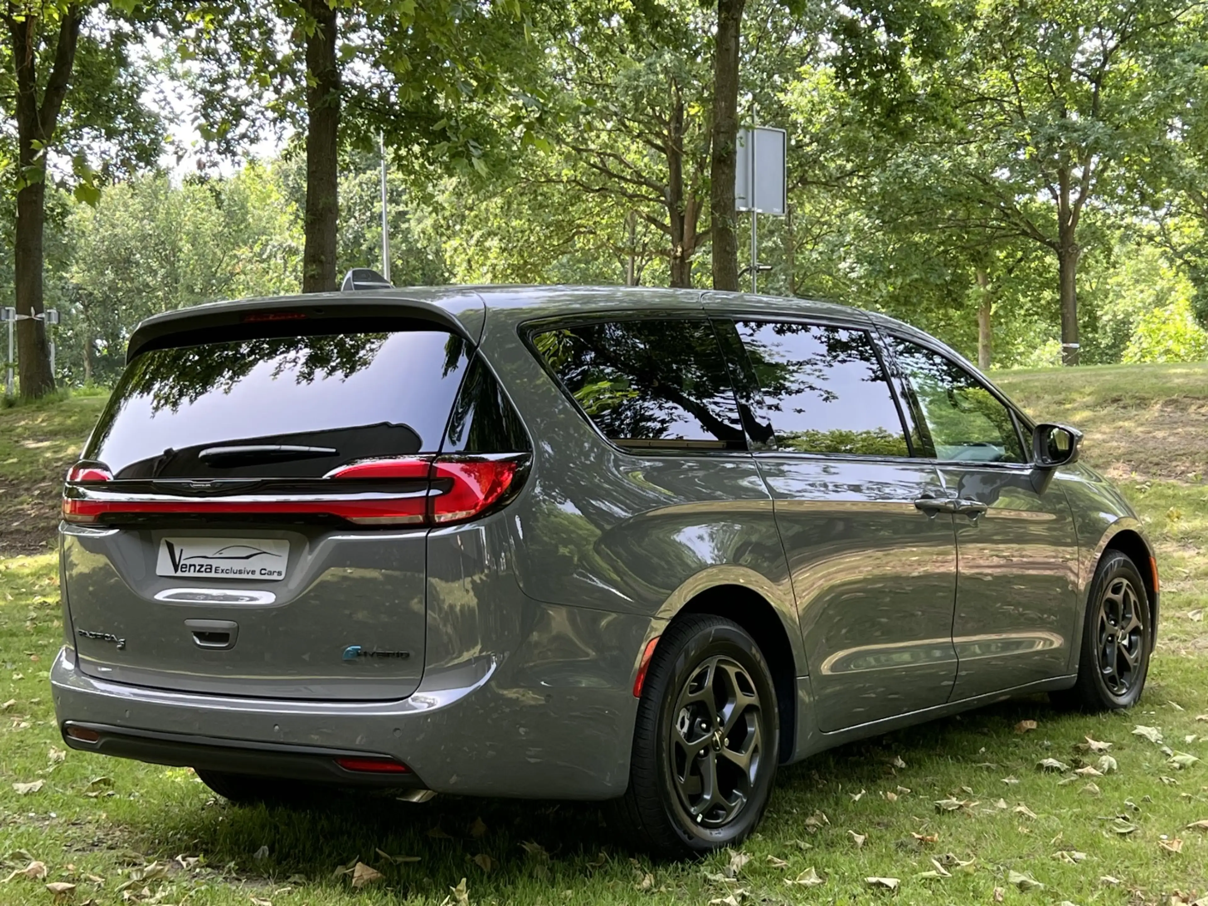 Chrysler Pacifica 3.6 V6 Limited S Hybride — photo 4