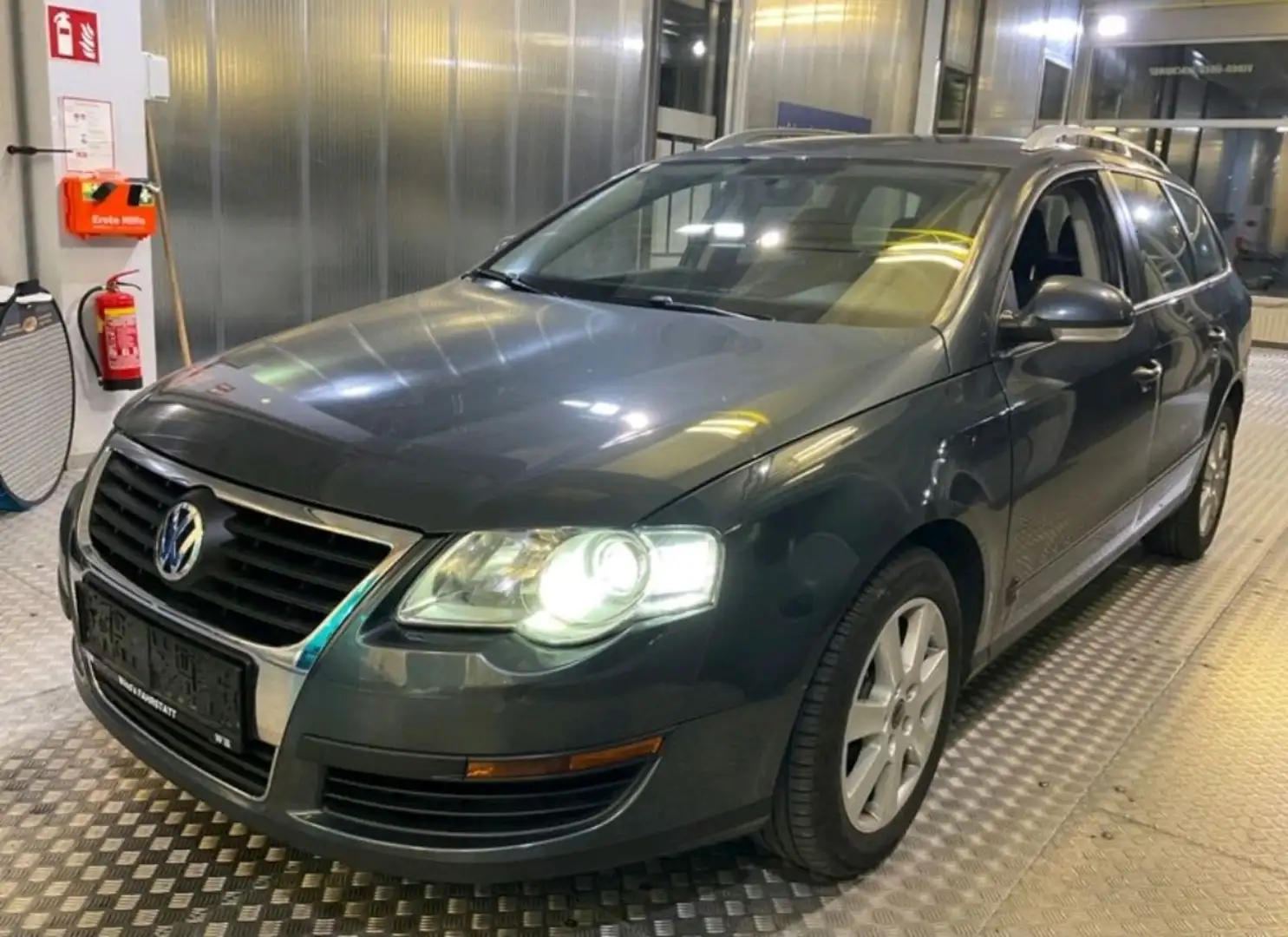 Volkswagen Passat Variant TDi Trendline Navi Klima 2 HandPreis inkl Tüv Grau - 1