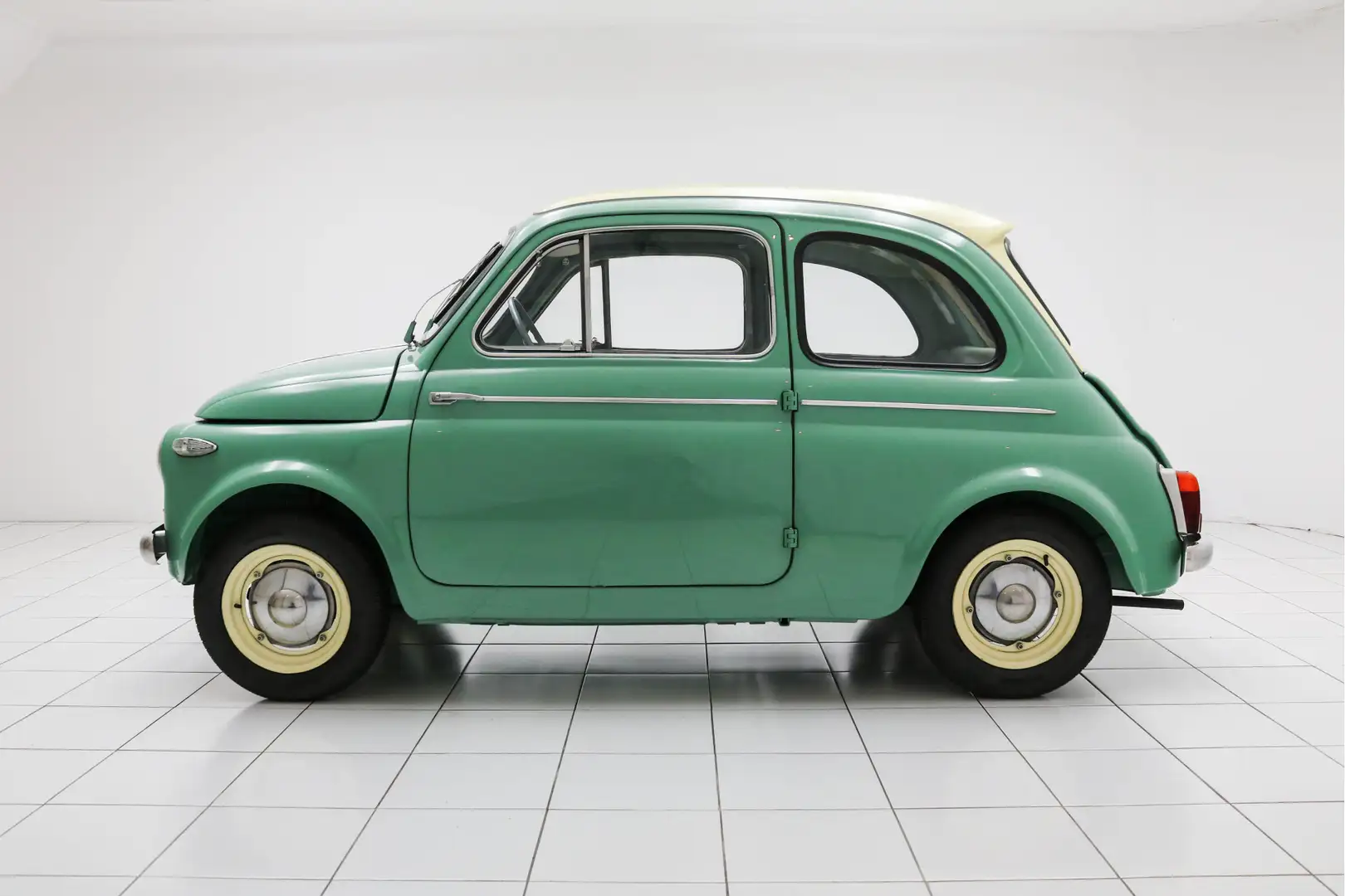 Oldtimer Steyr Puch 500 D Restored Condition - GfK Top - Matching Grün - 2