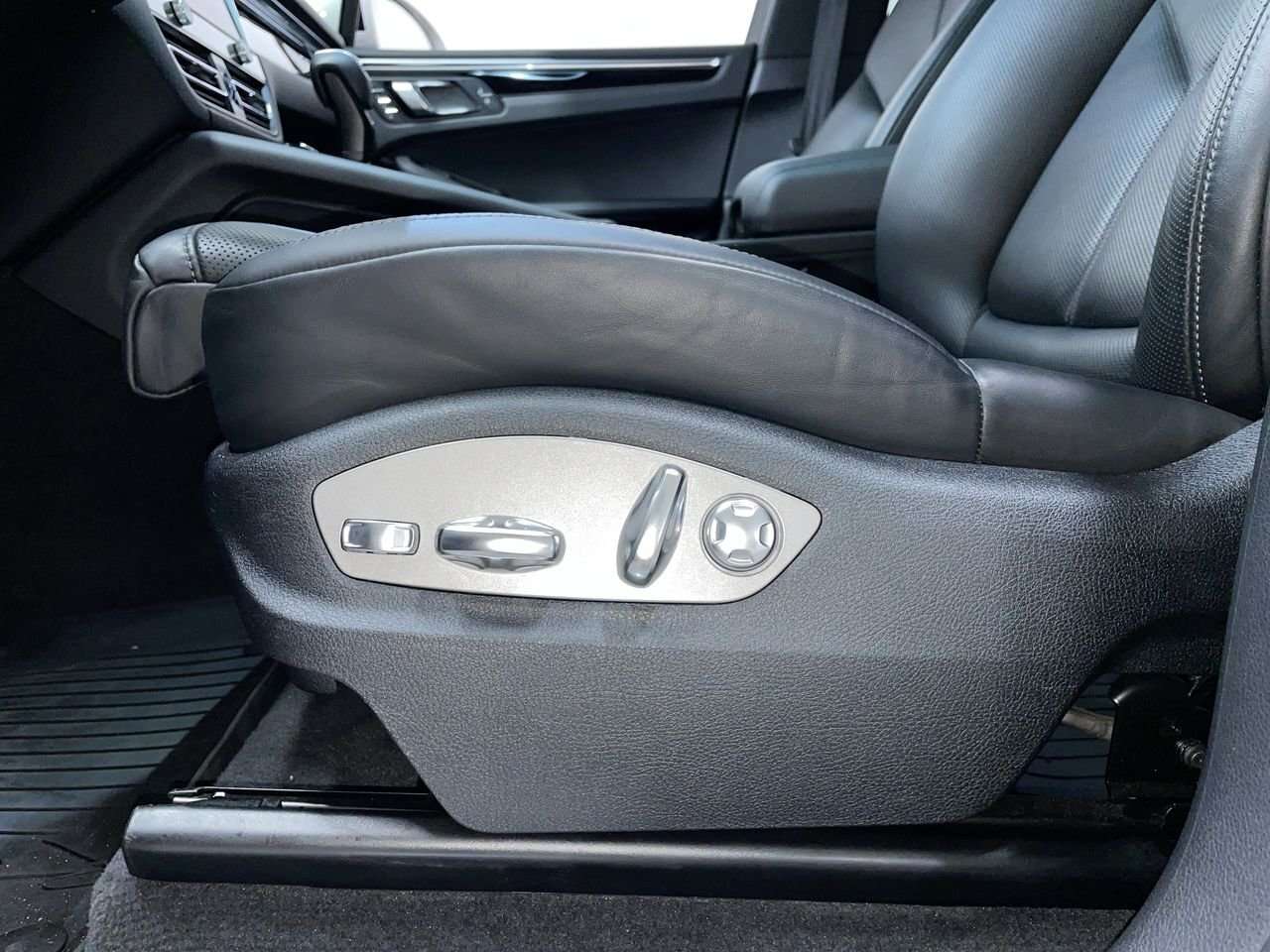 2023 Porsche Macan thumb 20