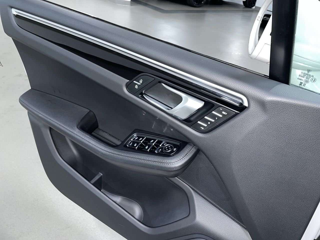 2023 Porsche Macan thumb 21