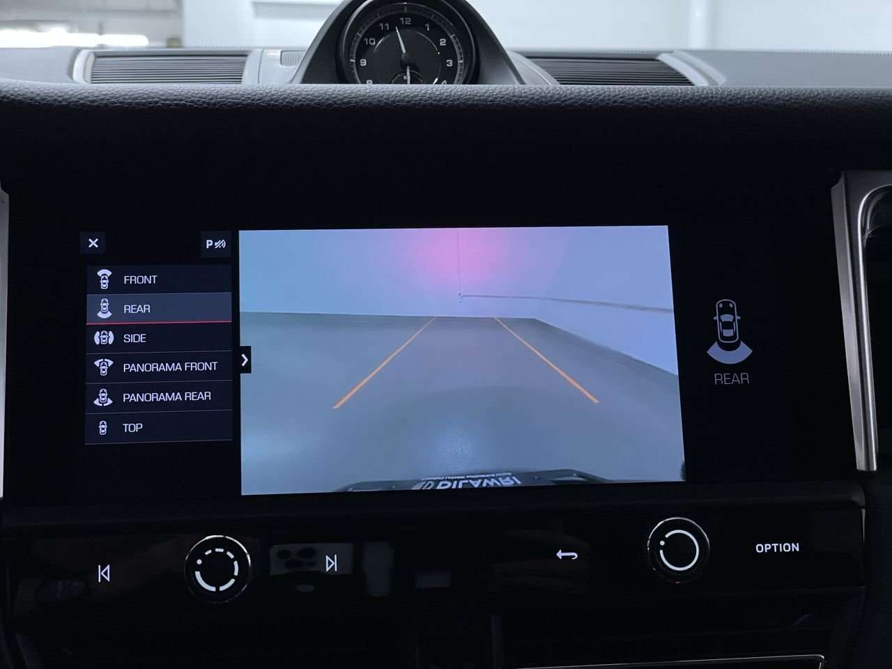 2023 Porsche Macan thumb 25