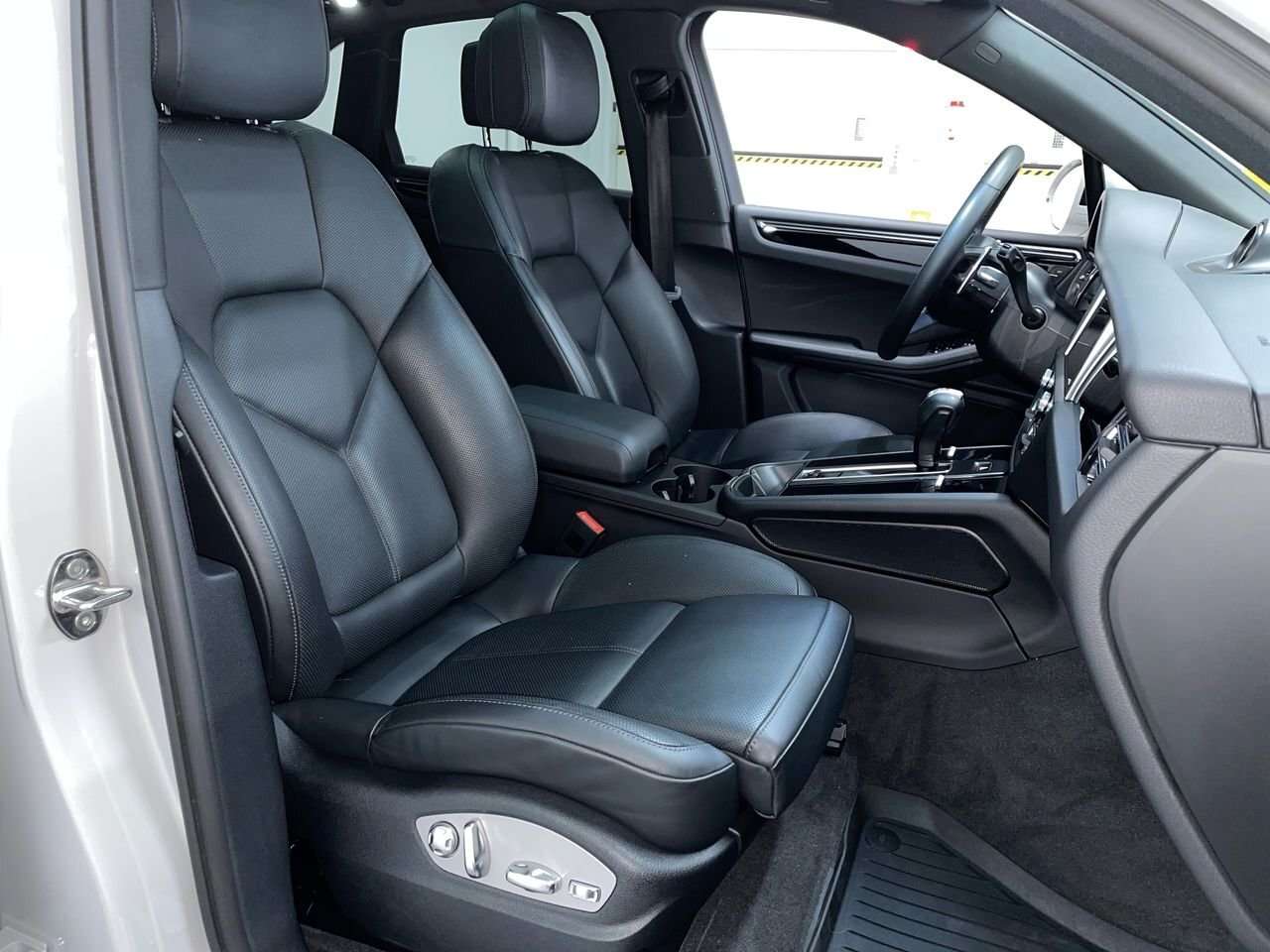 2023 Porsche Macan thumb 33
