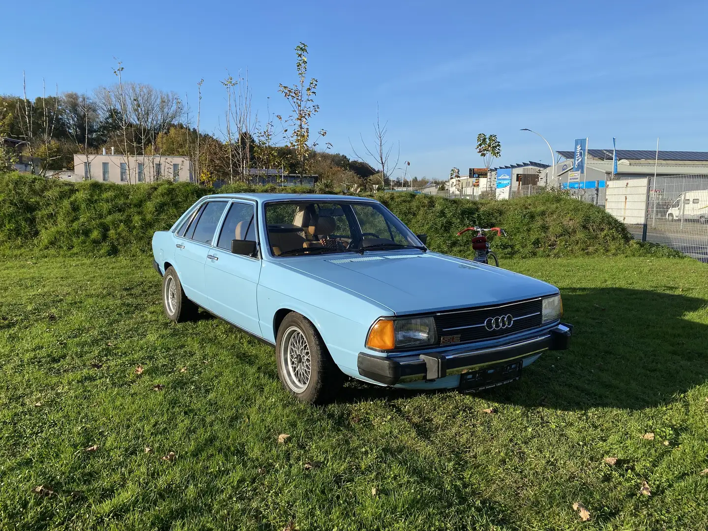 Audi 100 5E 5 Zylinder mit H-Kennzeichen Modrá - 1