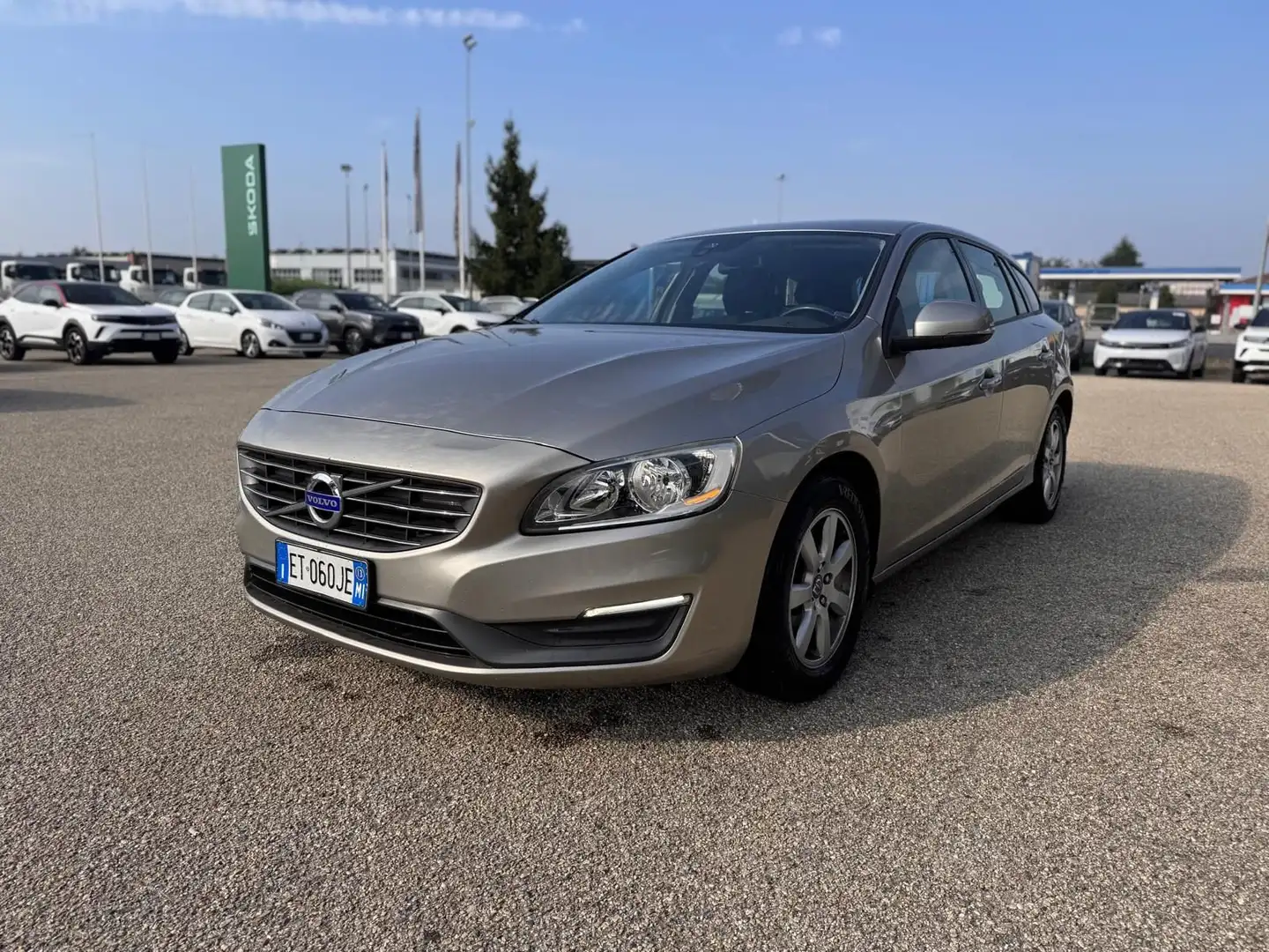 Volvo V60 V60 D2 1.6 Kinetic Gris - 1
