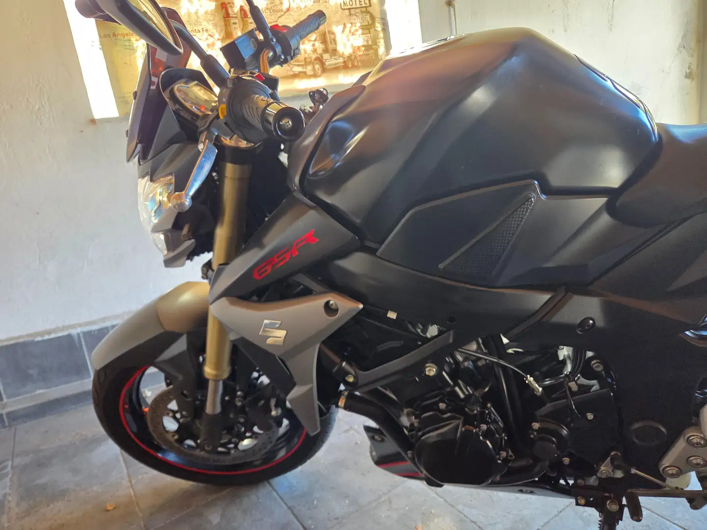 Suzuki GSR 750 Negro - 1